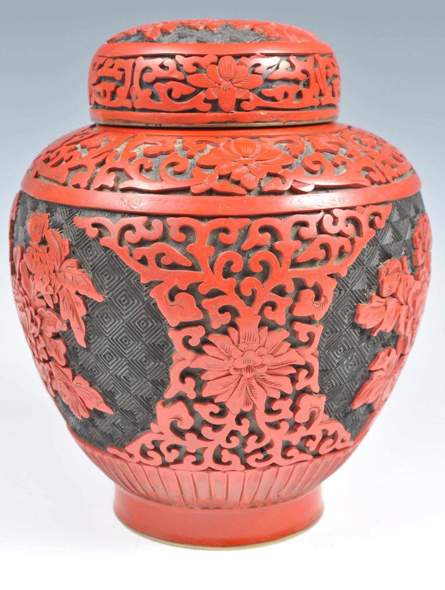 19TH CENTURY CHINESE CINNABAR LACQUER GINGER JAR AND COVER. - Image 4 of 8