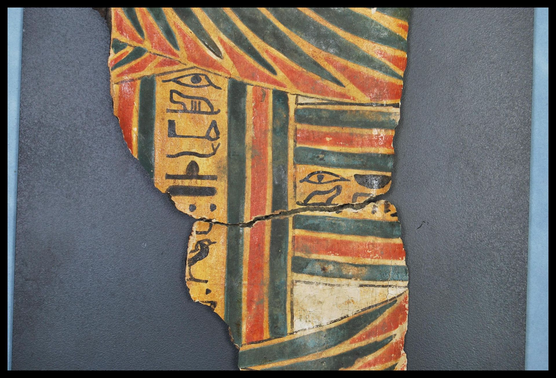 AN EGYPTIAN SARCOPHAGUS FRAGMENT BEING PAINTED IN RED, BLUE AND BLACK - Bild 3 aus 9