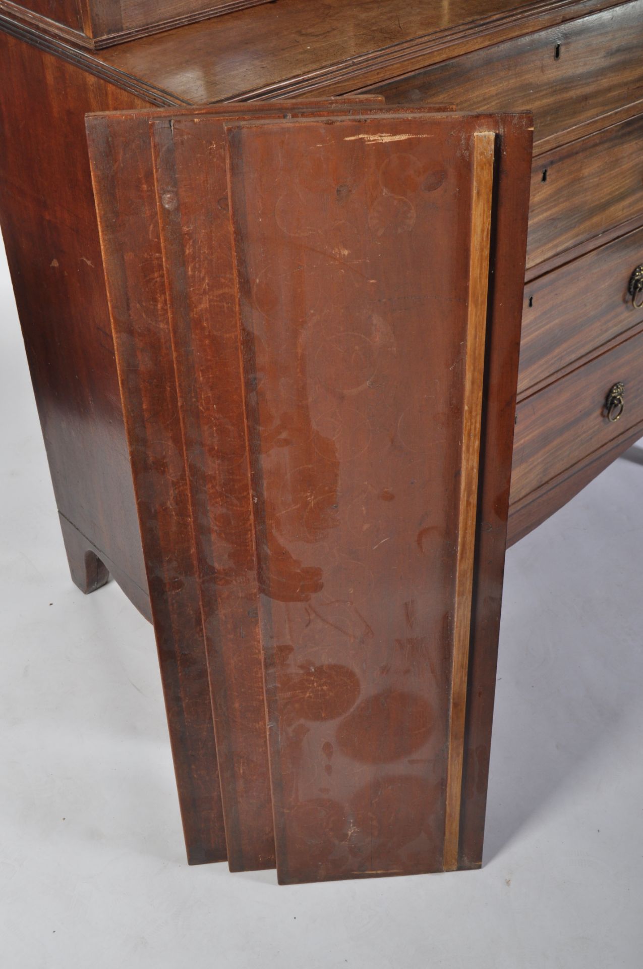 19TH CENTURY GEORGE III MAHOGANY BOOKCASE ON CHEST OF DRAWERS - Bild 5 aus 8