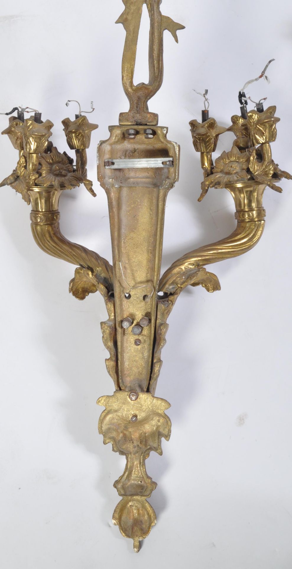 19TH CENTURY PAIR OF ADAMS REVIVAL GILT METAL WALL LIGHT SCONCES - Bild 7 aus 7