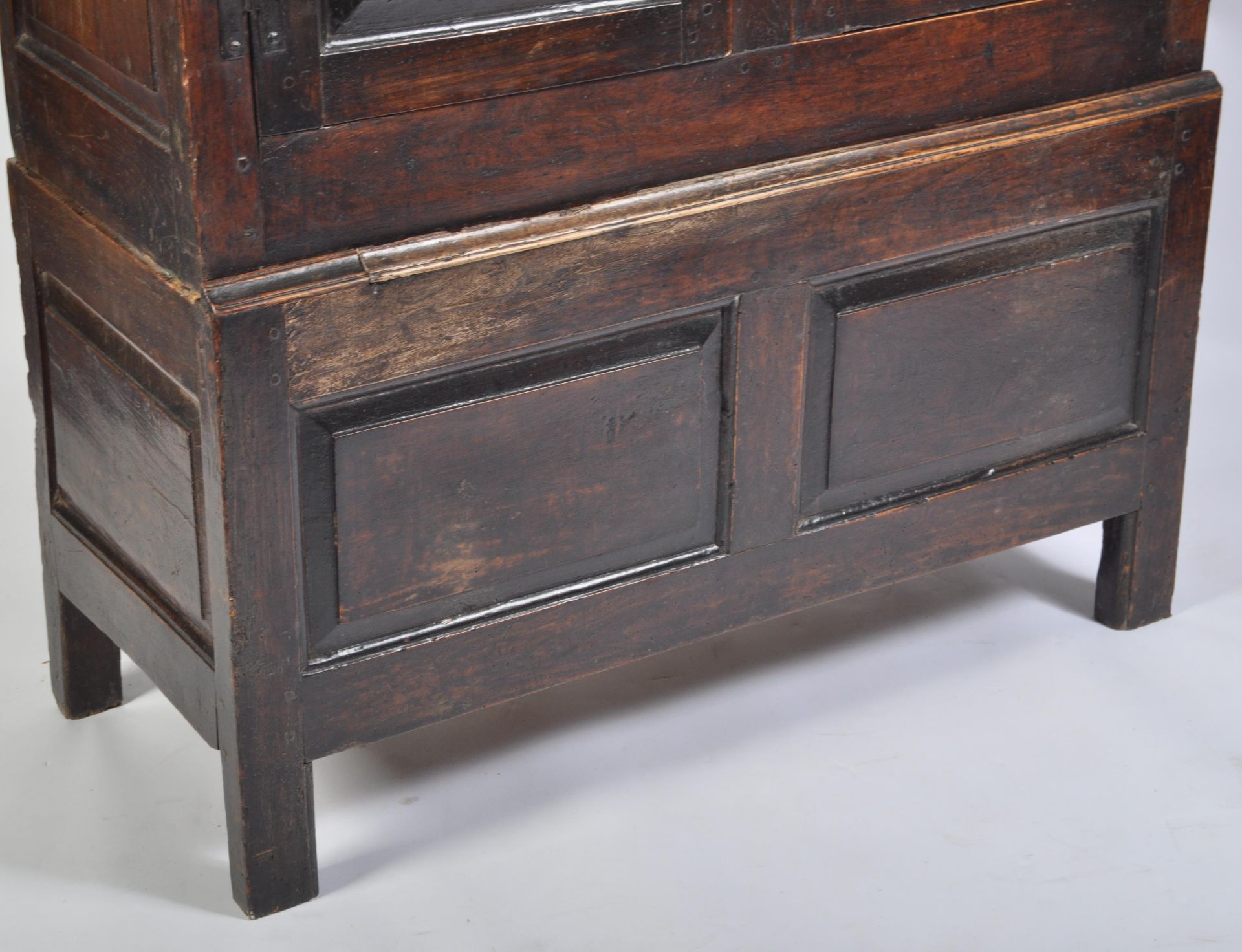 17TH / 18TH CENTURY COUNTRY OAK LIVERY CUPBOARD - Bild 2 aus 10