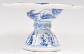 A CHINESE LATE 17TH CENTURY KANGXI BLUE AND WHITE SALT TAZZA.