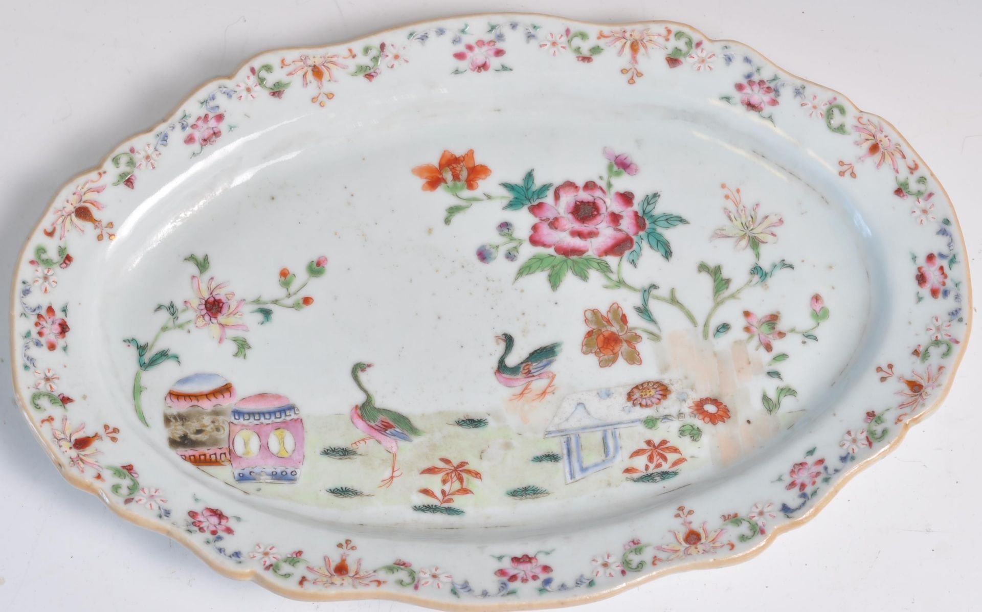 AN 18TH CENTURY CHINESE FAMILLE ROSE OVAL DISH. - Bild 2 aus 4