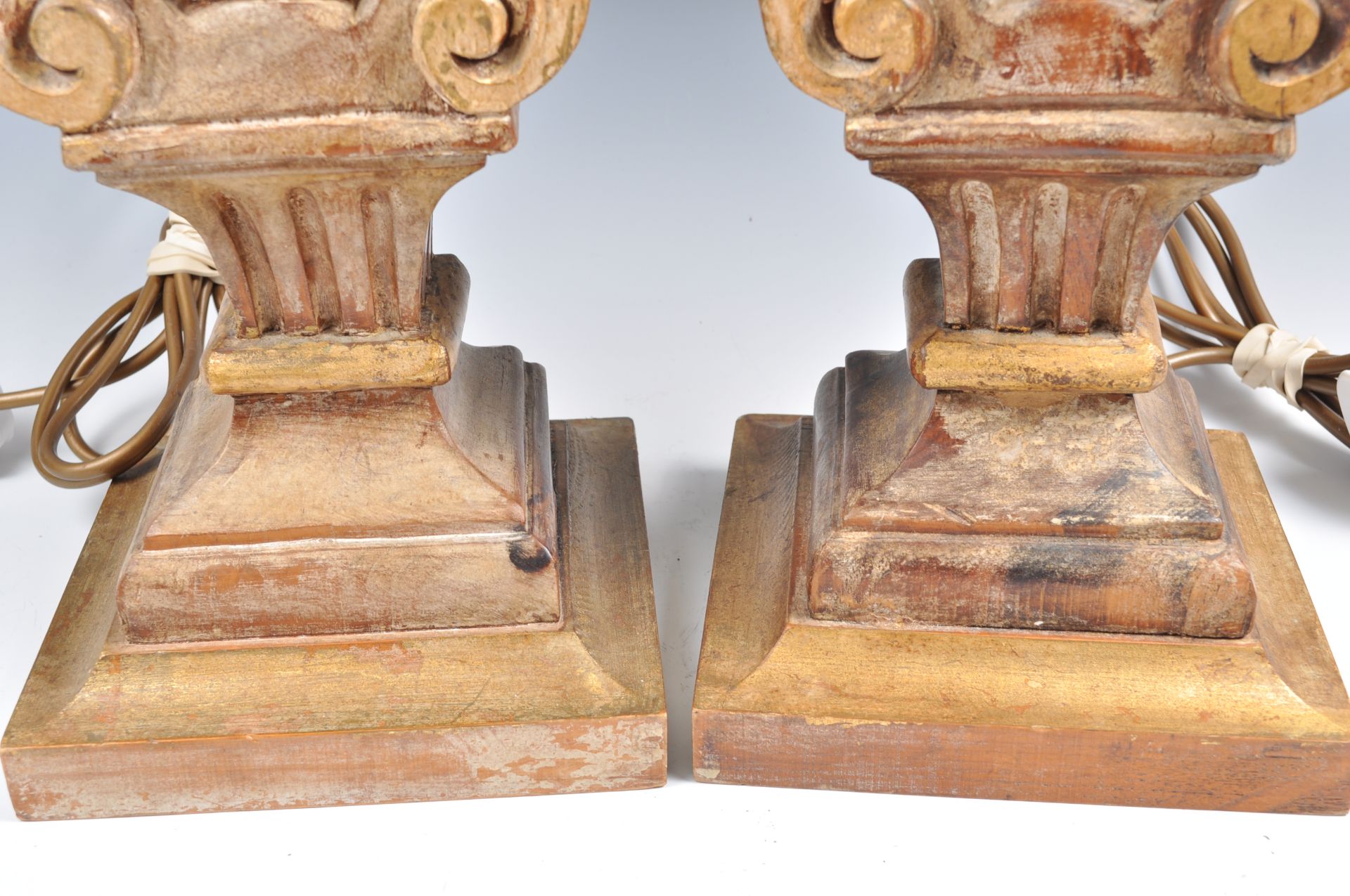 A pair of large 18th Century style Italian hand carved wooden table lamps raised on stepped square - Bild 3 aus 6