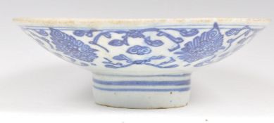 AN 18TH CENTURY CHINESE BLUE AND WHITE BOWL OF CONICAL FORM