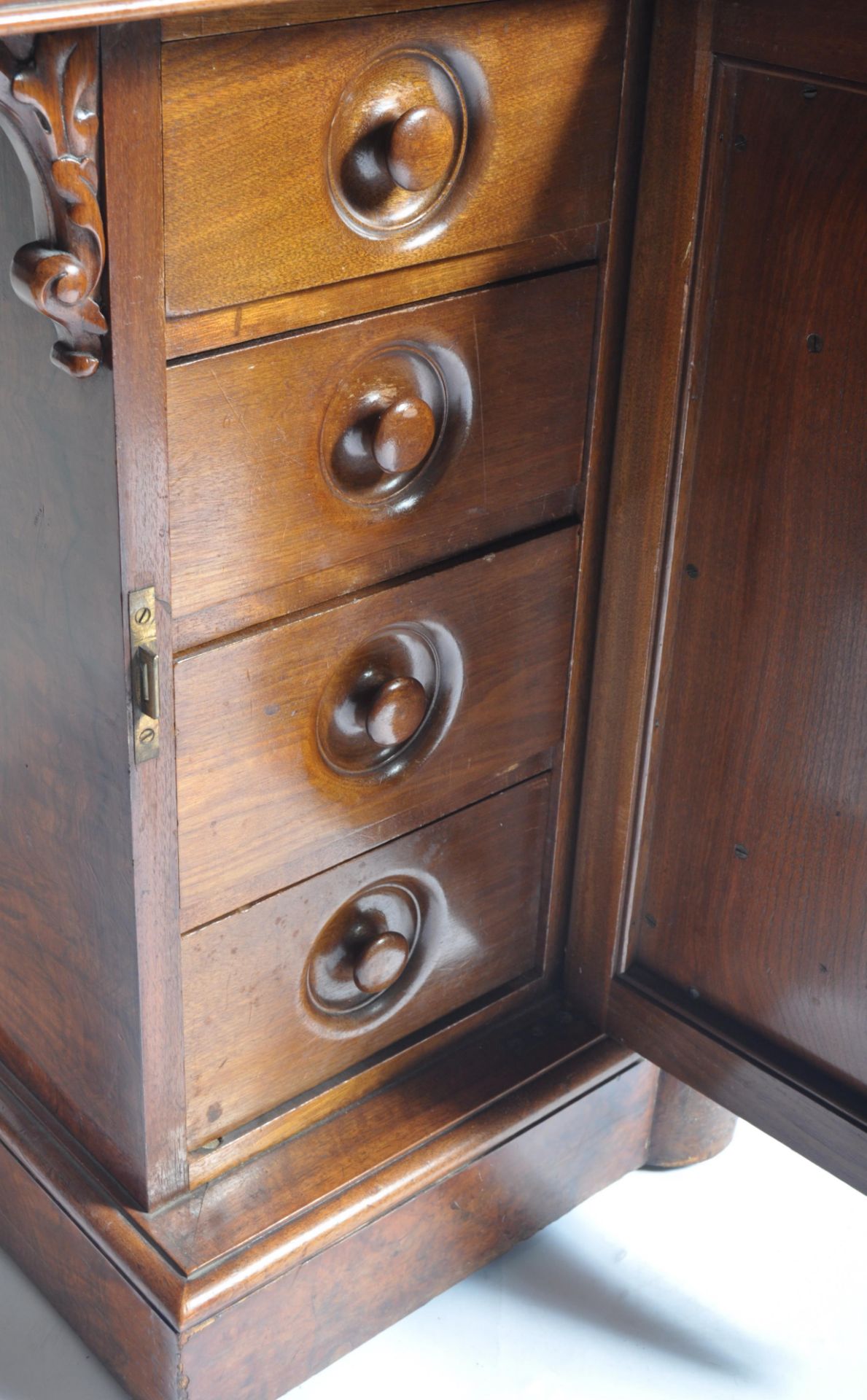 A SCOTTISH HIGH VICTORIAN 19TH CENTURY WALNUT TWIN PEDESTAL DESK - Image 6 of 17