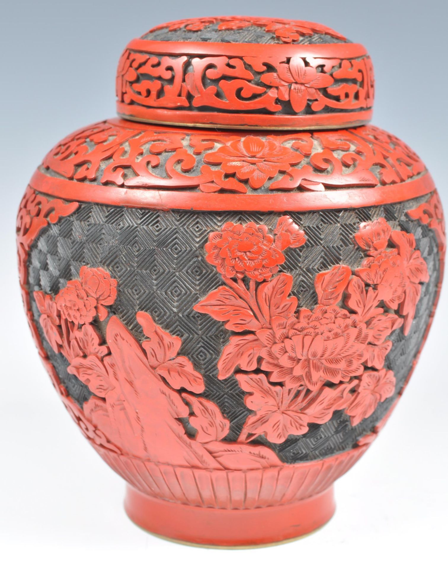 19TH CENTURY CHINESE CINNABAR LACQUER GINGER JAR AND COVER. - Bild 3 aus 8