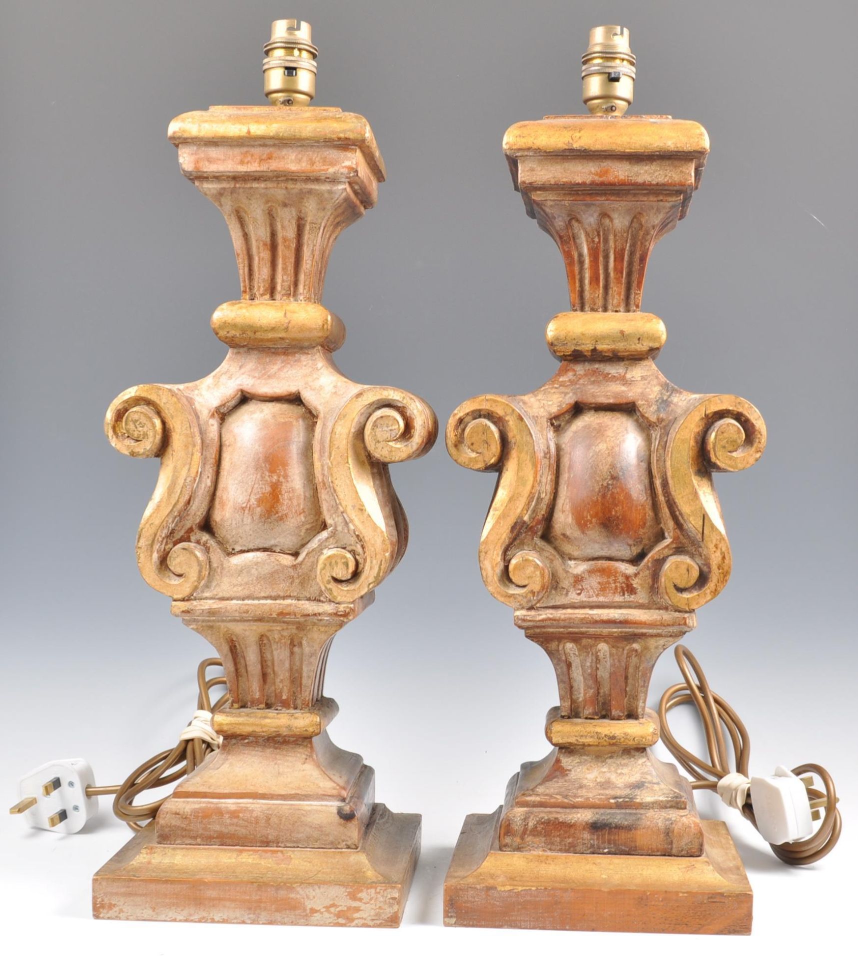 A pair of large 18th Century style Italian hand carved wooden table lamps raised on stepped square - Bild 2 aus 6
