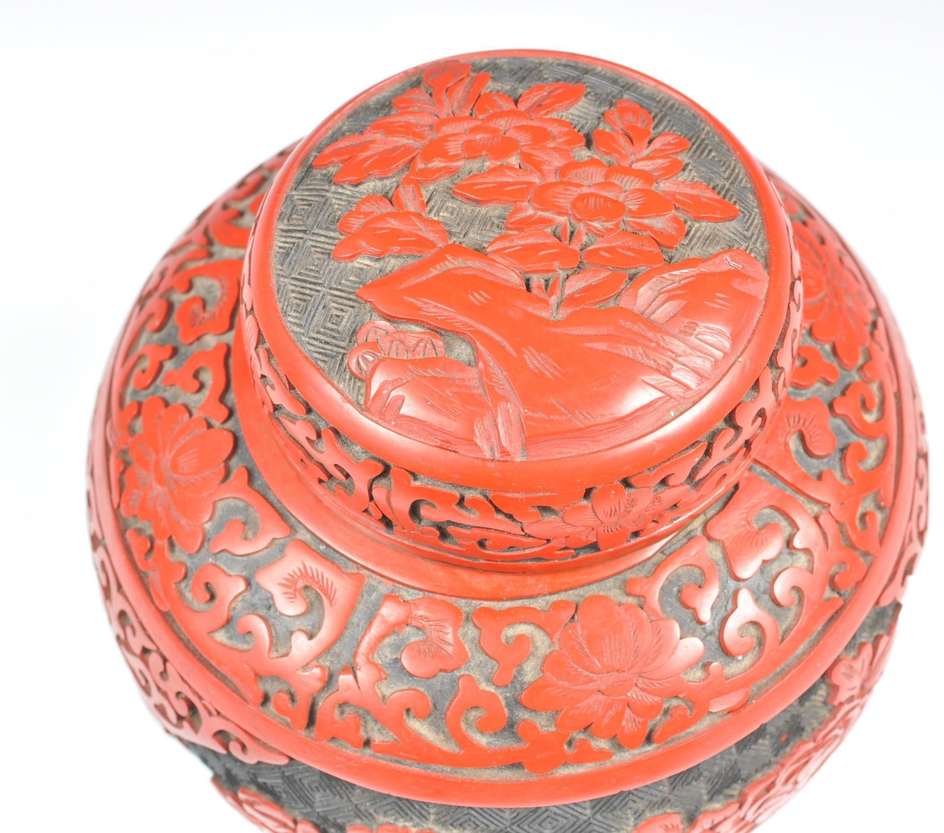 19TH CENTURY CHINESE CINNABAR LACQUER GINGER JAR AND COVER. - Image 5 of 8