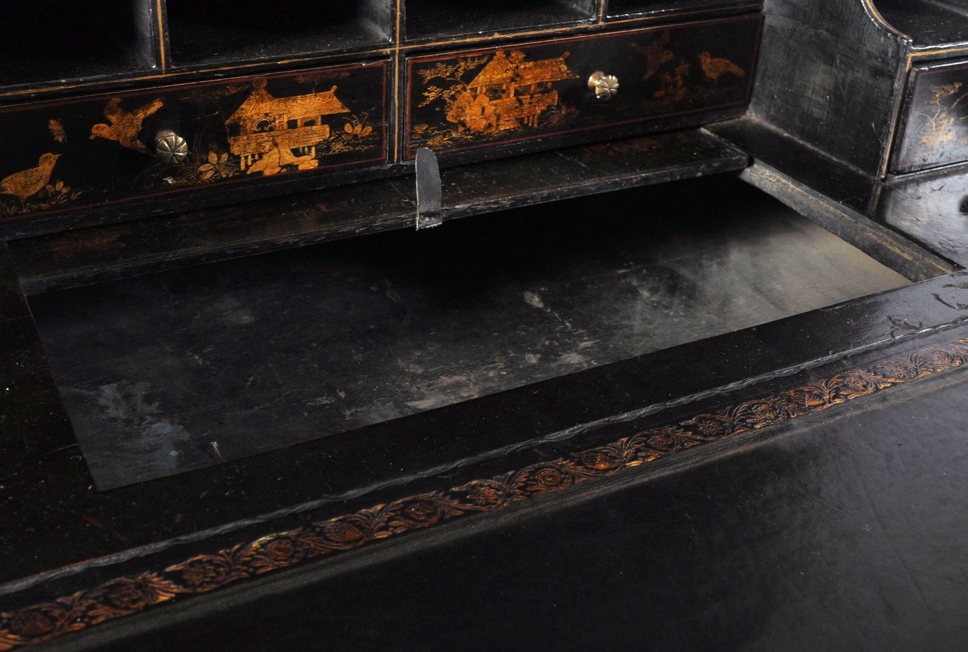 18TH / 19TH CENTURY CHINESE BLACK LACQUERED BUREAU BOOKCASE - Bild 14 aus 24