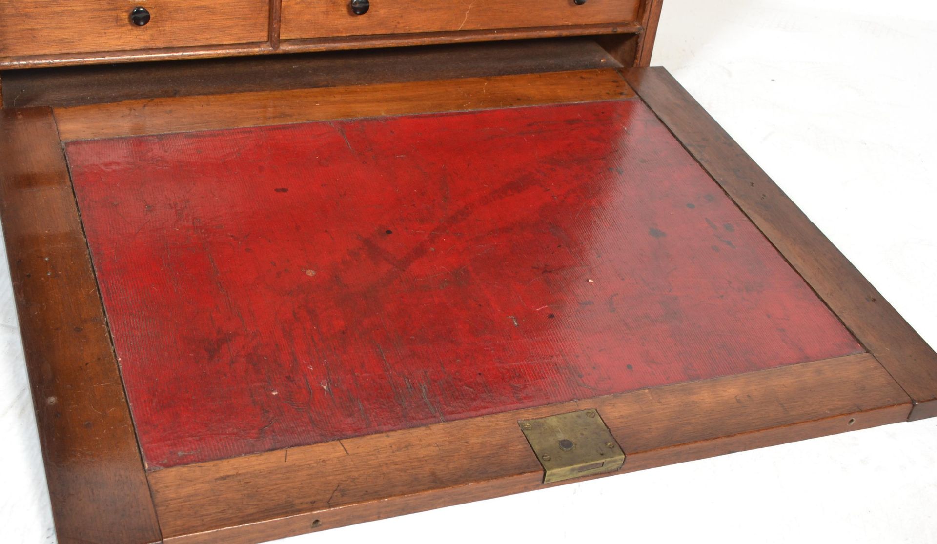 A 19TH CENTURY VICTORIAN CAMPAIGN MAHOGANY TABLE WRITING CABINET - Bild 6 aus 9