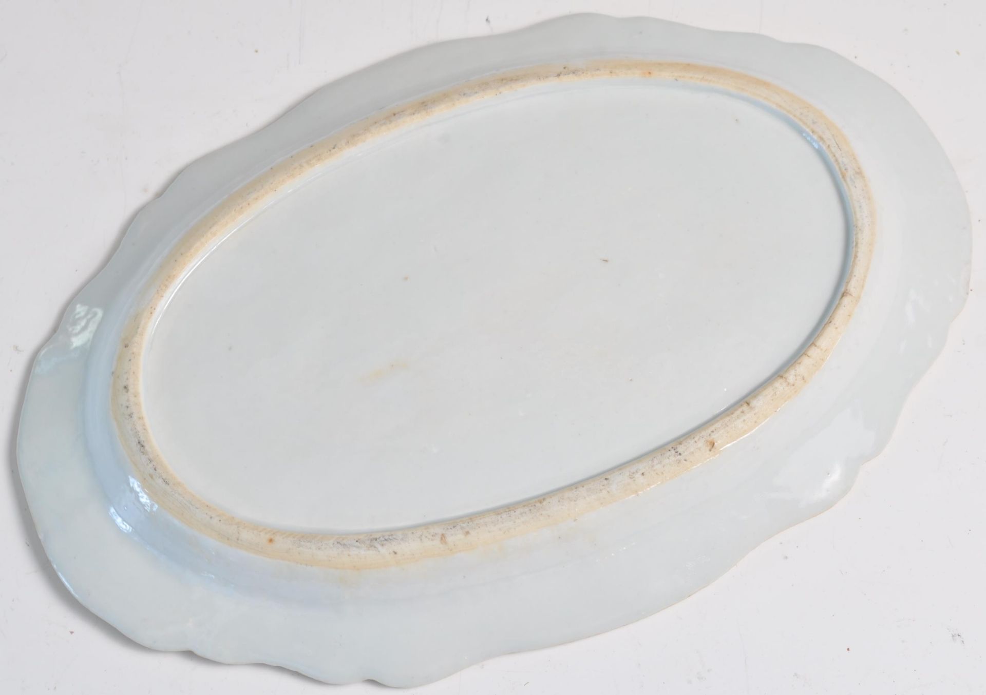 AN 18TH CENTURY CHINESE FAMILLE ROSE OVAL DISH. - Bild 4 aus 4