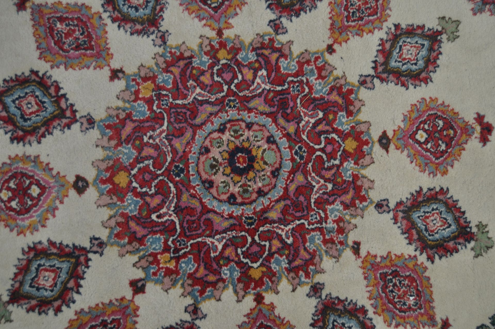 AN EARLY 20TH CENTURY PERSIAN WHITE GROUND CARPET RUG. - Bild 2 aus 4