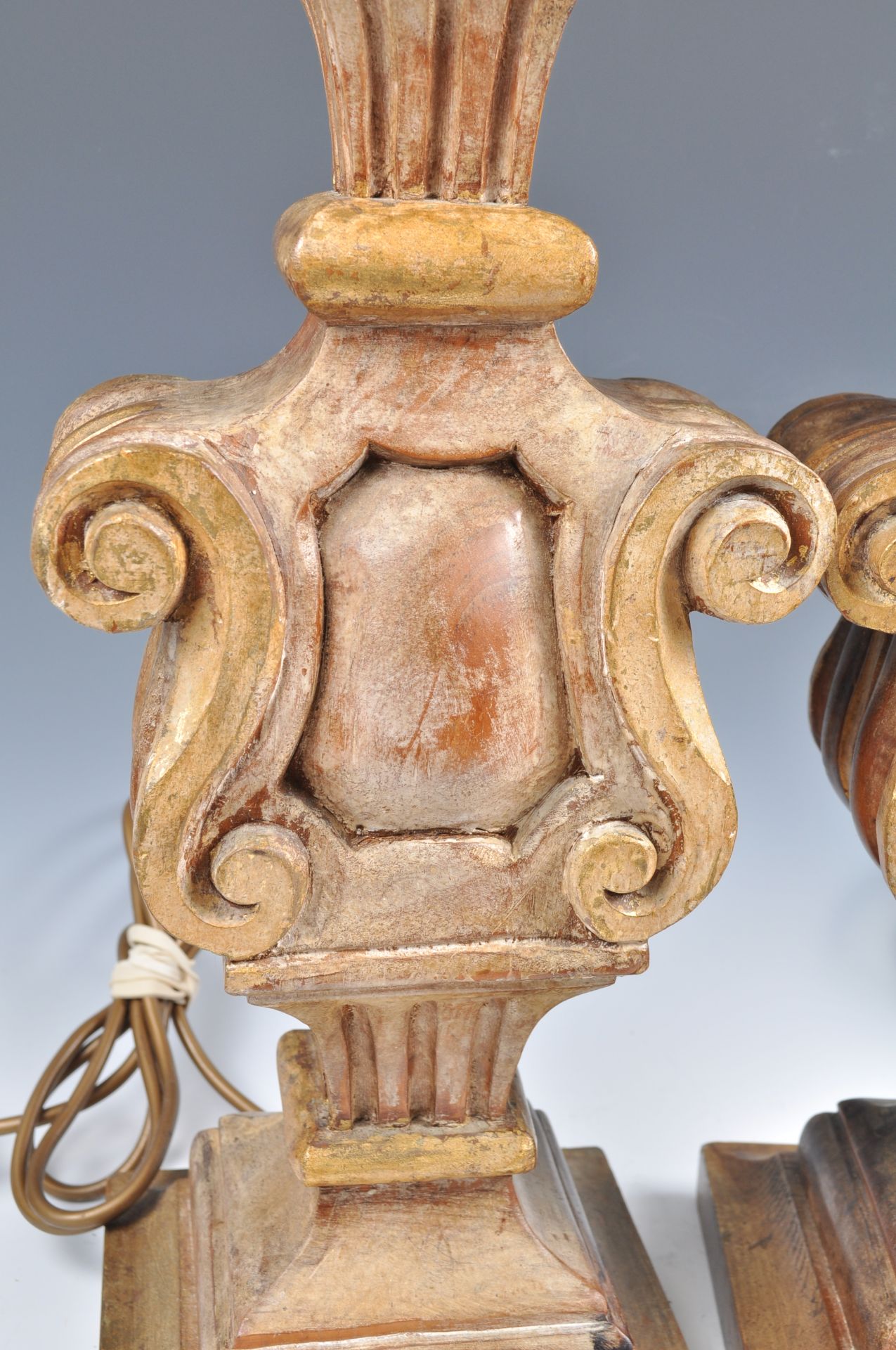 A pair of large 18th Century style Italian hand carved wooden table lamps raised on stepped square - Bild 4 aus 6