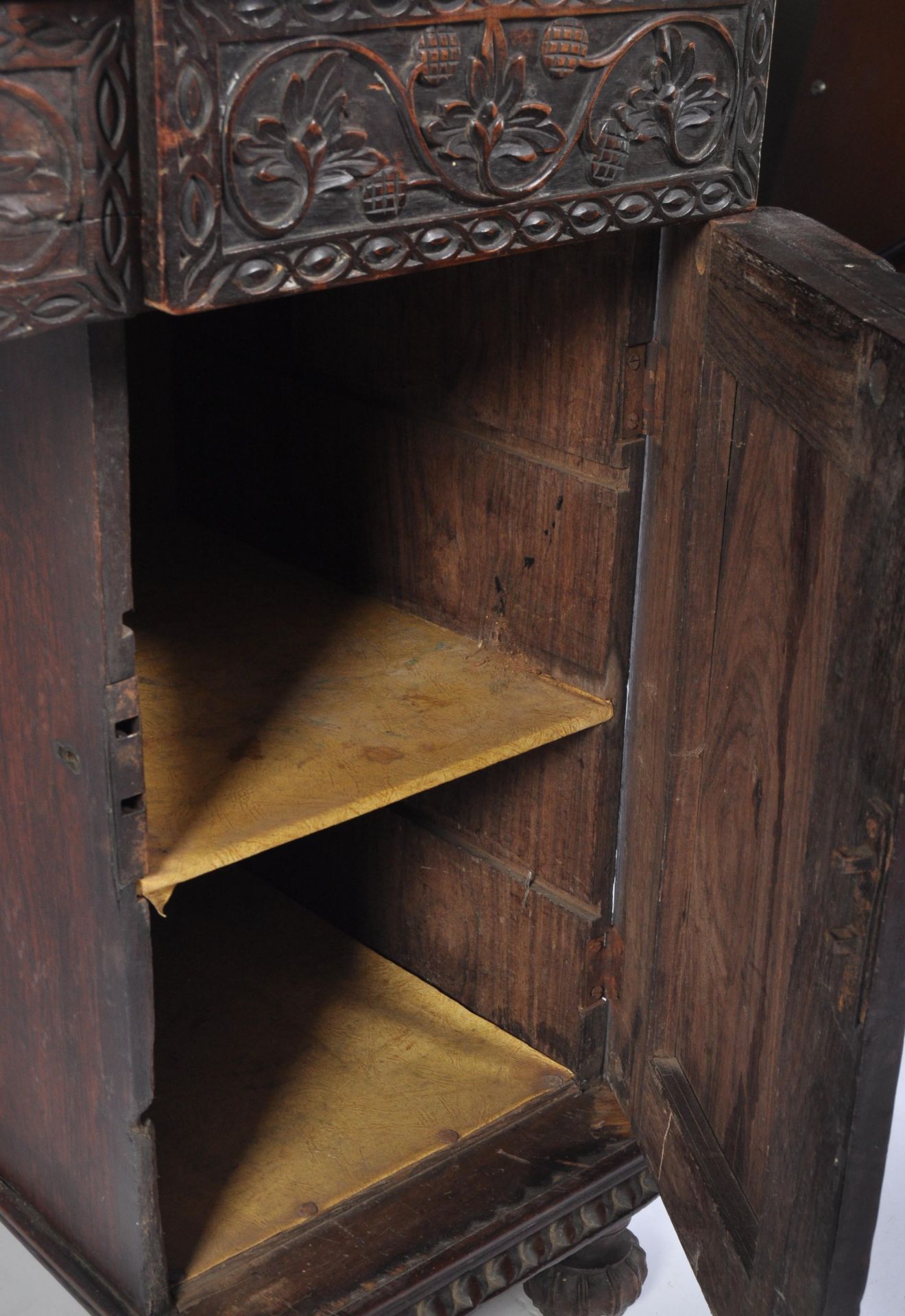 19TH CENTURY ANGLO COLONIAL BURMESE HARDWOOD TWIN PEDESTAL DESK - Bild 8 aus 9