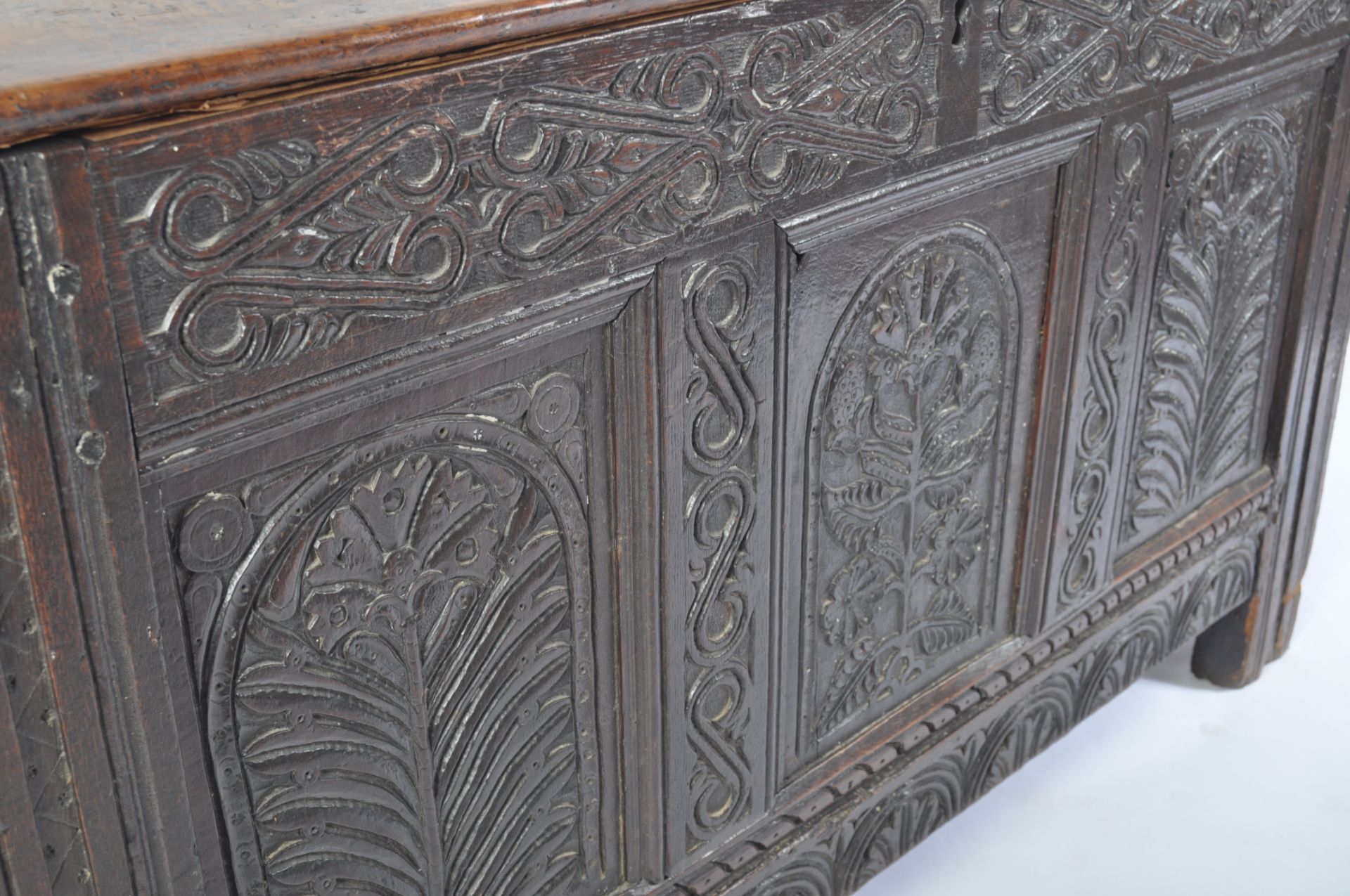 A 17TH CENTURY GLOUCESTERSHIRE WEST COUNTRY COFFER CHEST - Bild 3 aus 6