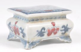 RARE 18TH CENTURY CHINESE SNUFF BOTTLE IN THE FORM OF A GO TABLE.