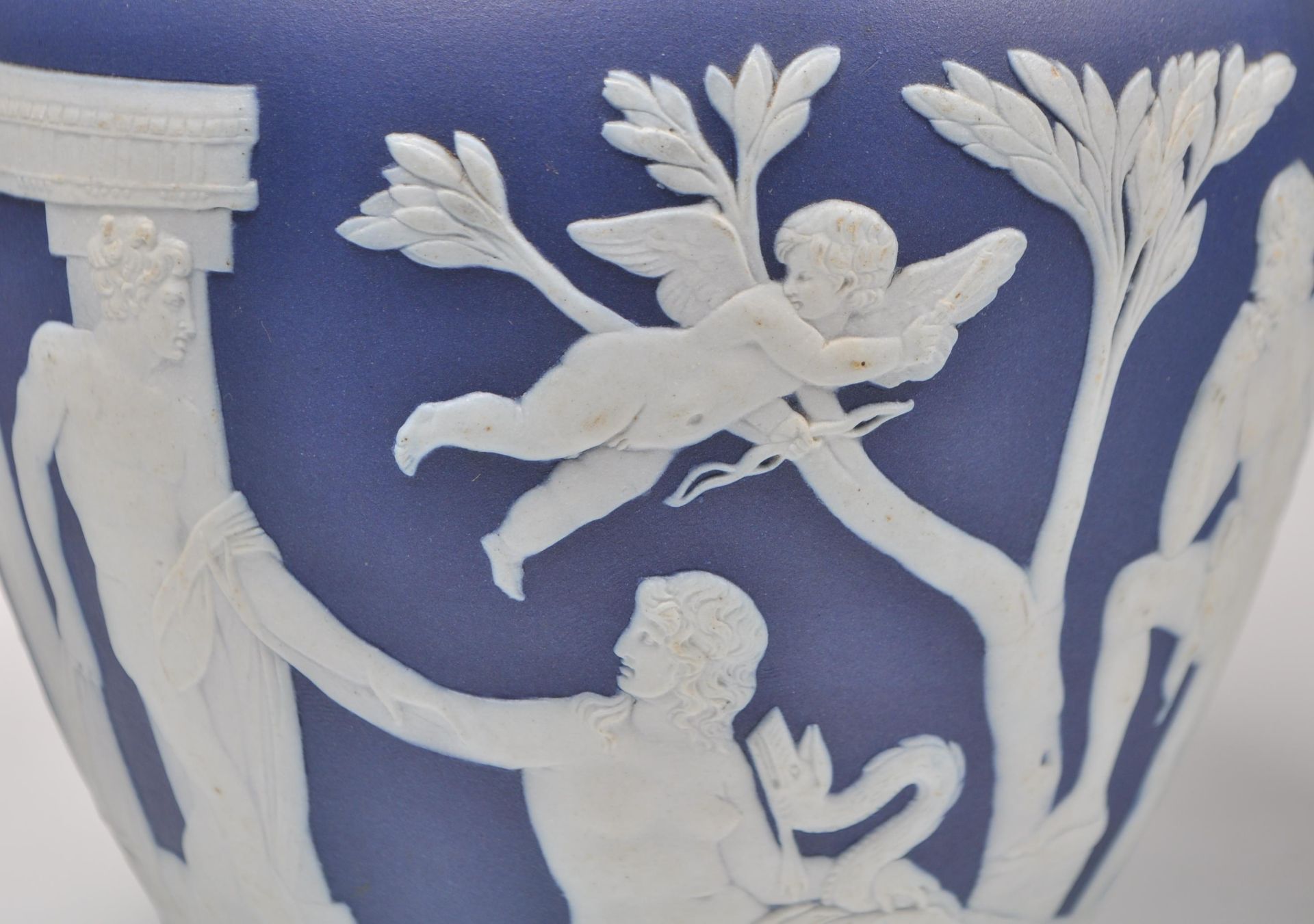 VICTORIAN WEDGWOOD PORTLAND JASPERWARE VASES - Bild 5 aus 13