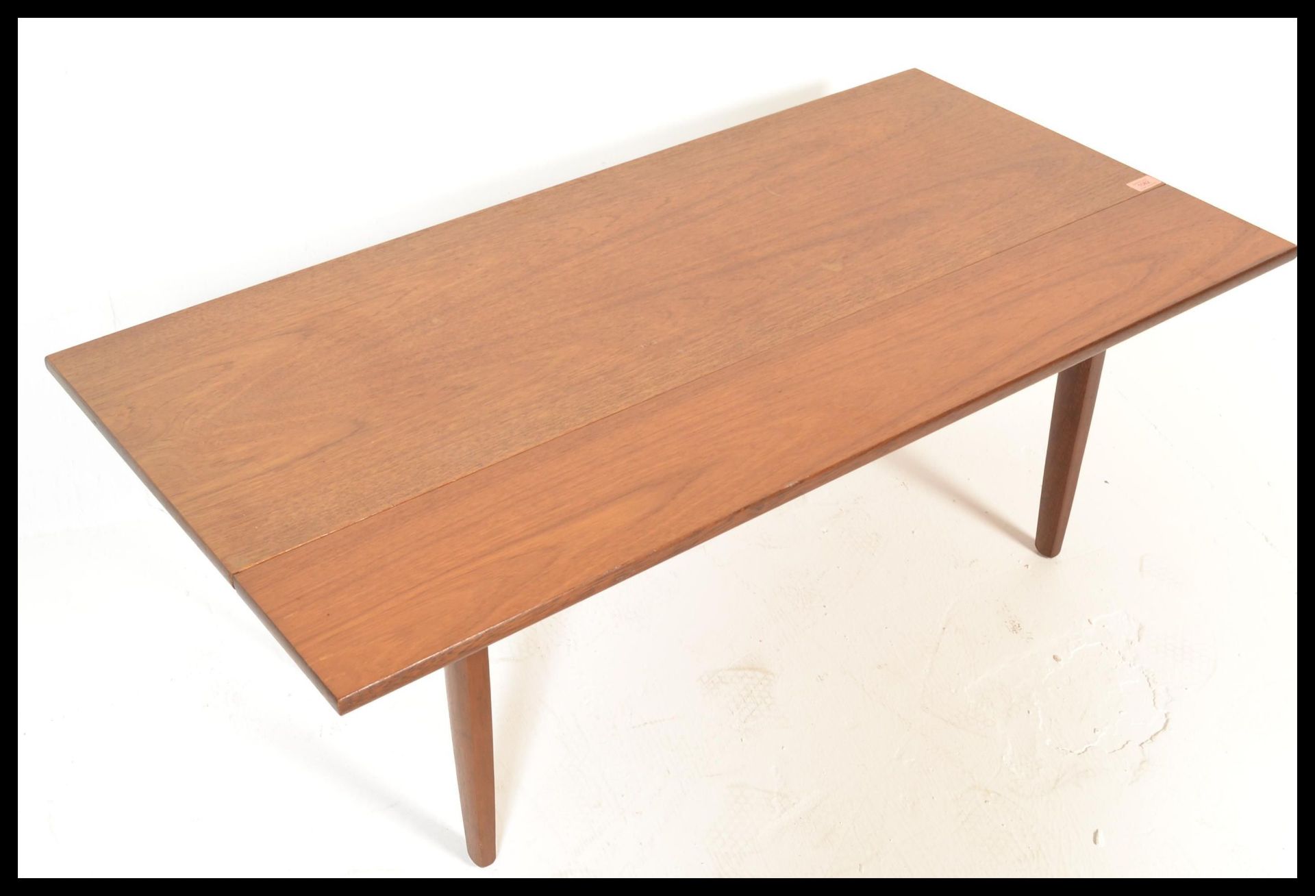 A retro 20th Century teak wood gate leg flap extendable coffee table, single leaf raised on tapering - Bild 4 aus 5