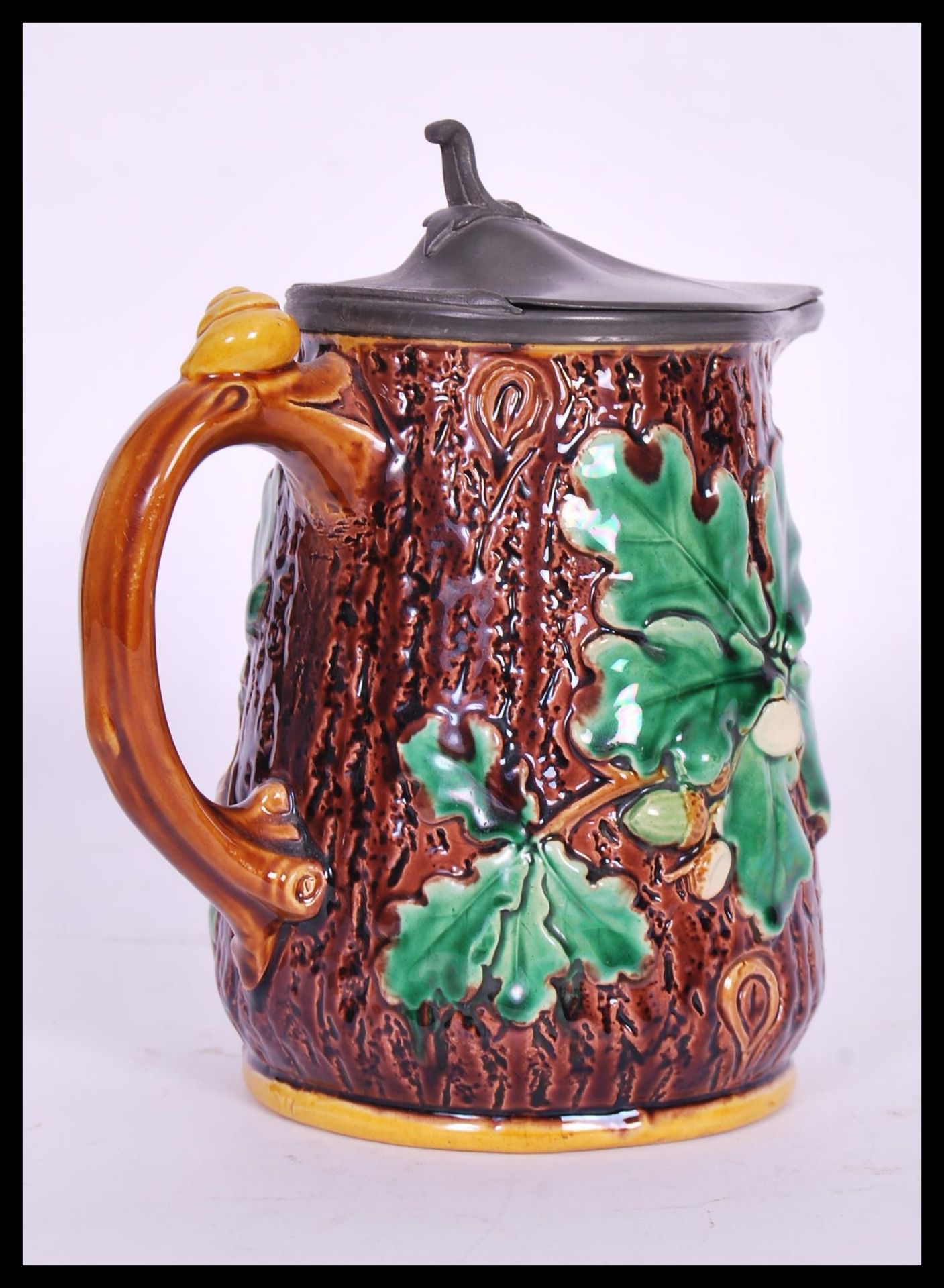 A 19th Century Victorian Majolica oak jug having a tree bark effect to the exterior with raised - Bild 2 aus 5