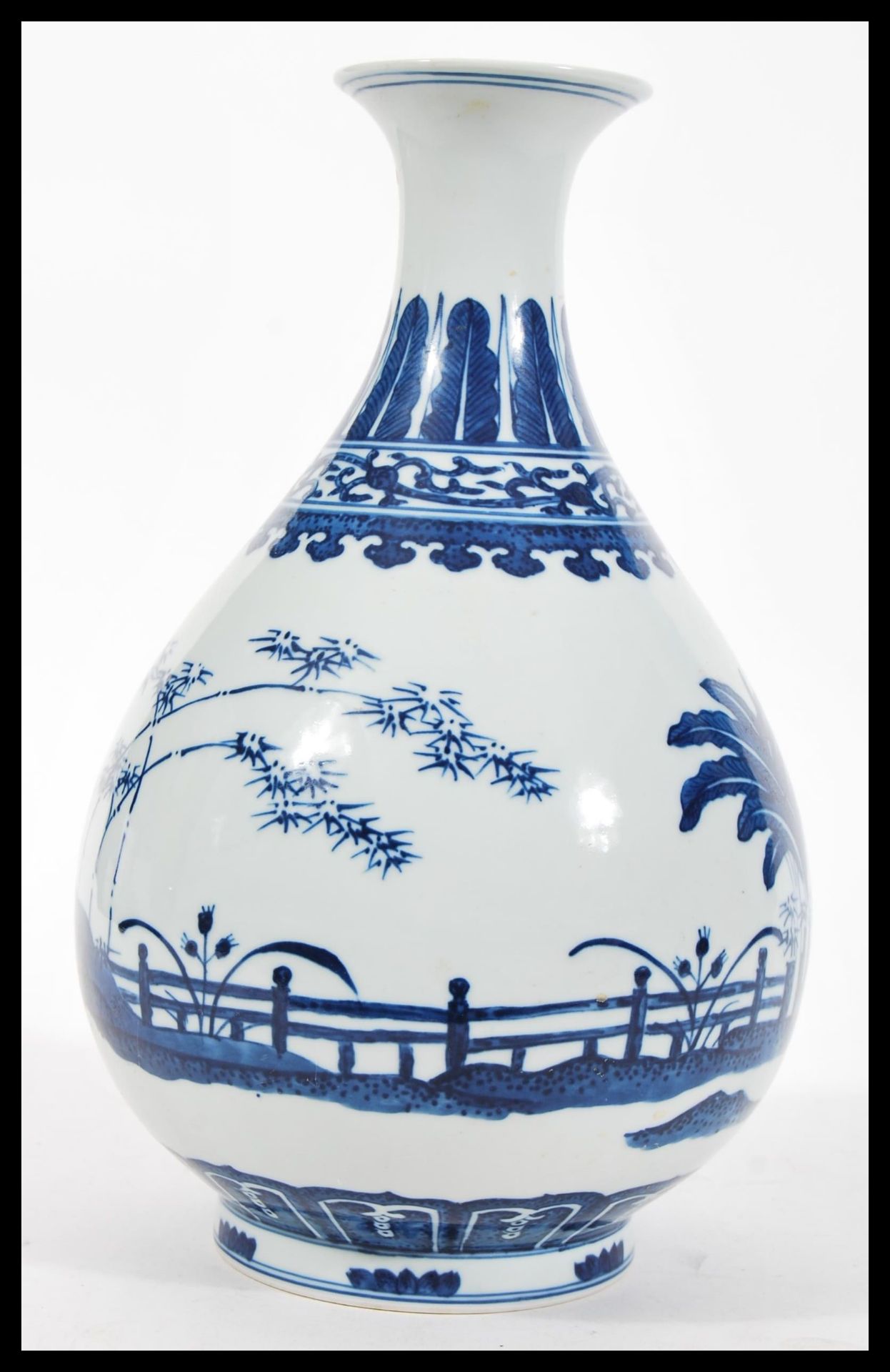 A 20th Century Chinese blue and white porcelain vase of baluster form having hand painted scenes - Bild 2 aus 4