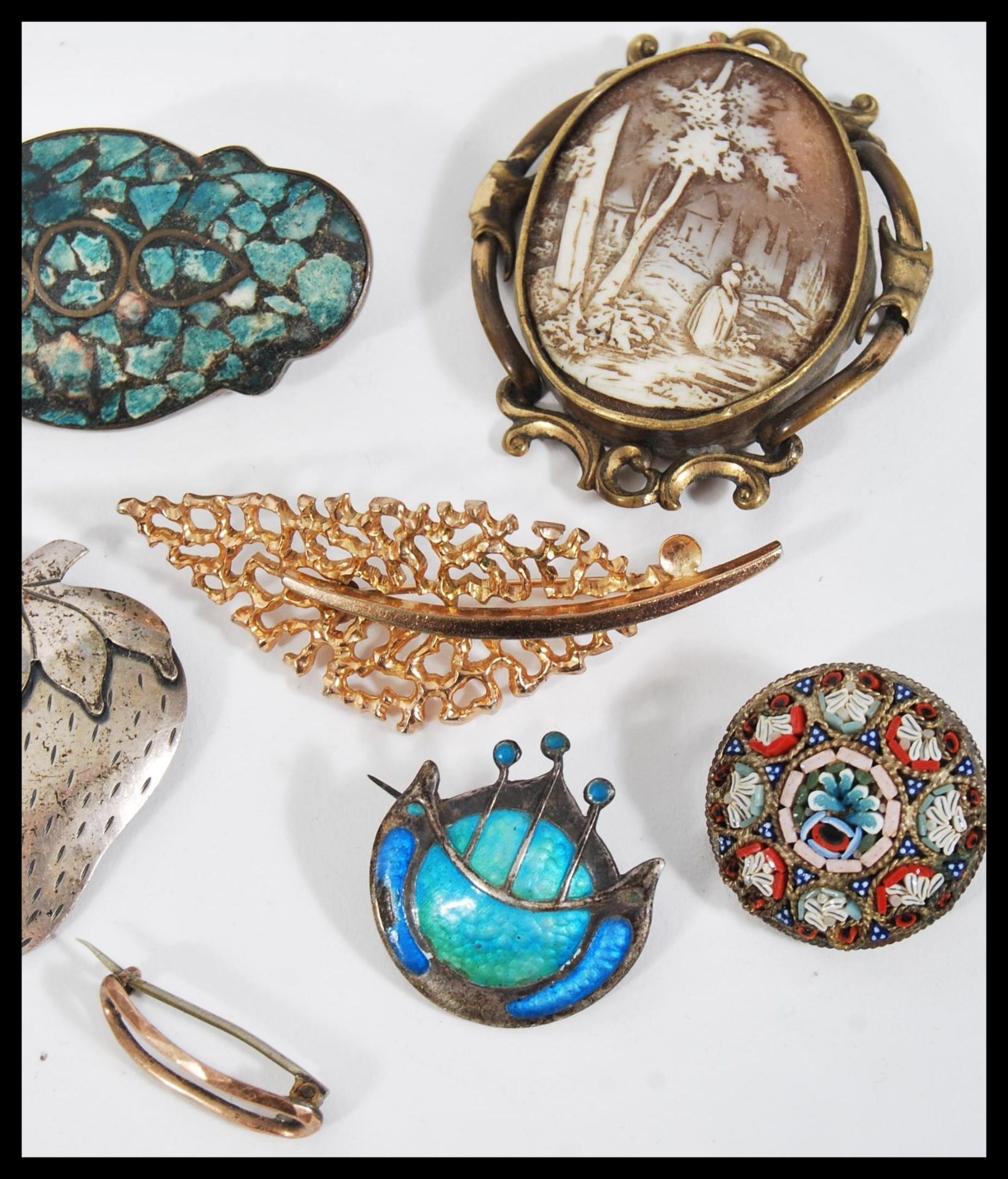 A collection of vintage 20th Century brooches to include a micro mosaic, cameo carved,silver, silver - Bild 3 aus 4