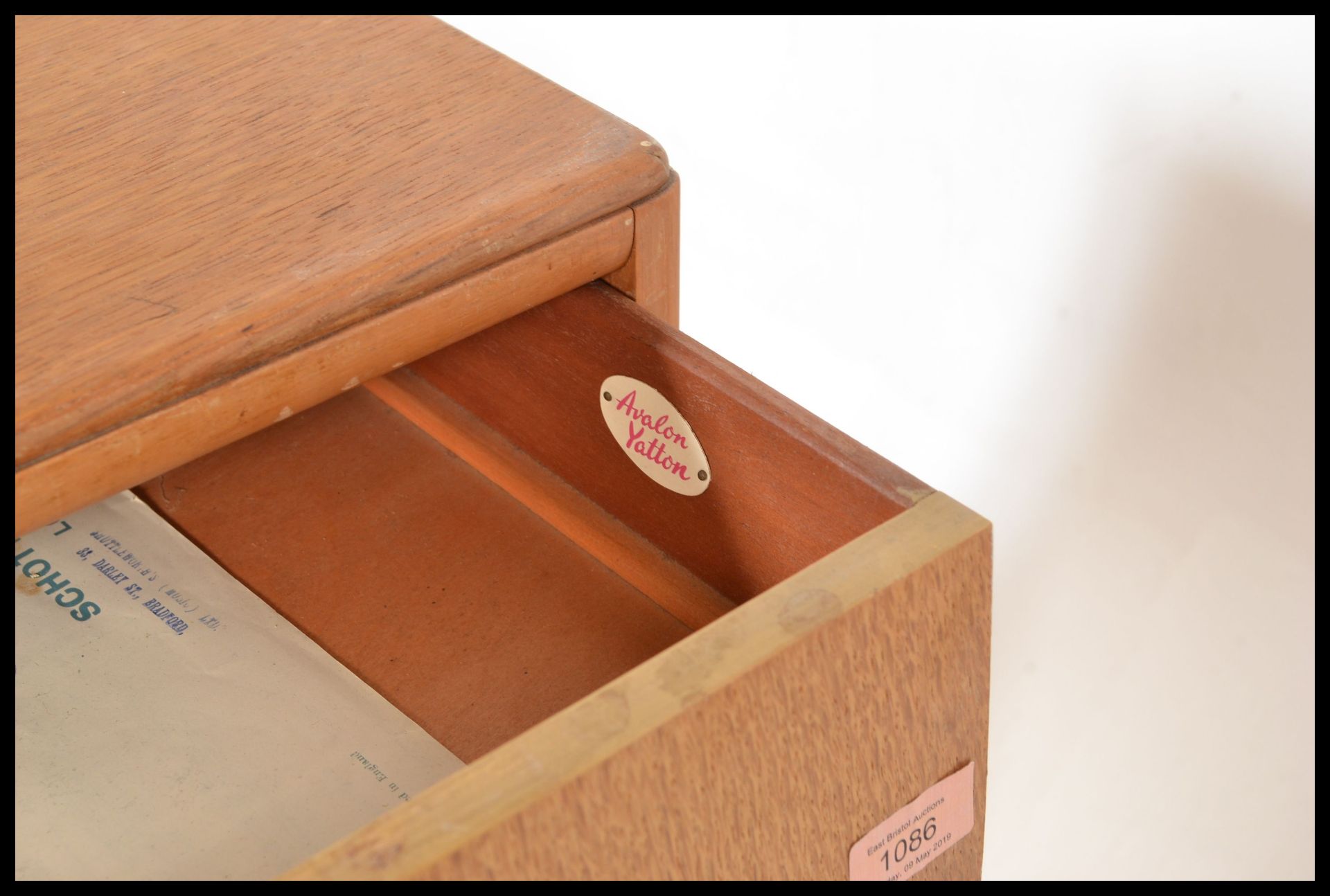 A vintage retro mid 20th Century teak wood Beehive fronted chest of drawers having a bank of three - Bild 9 aus 12