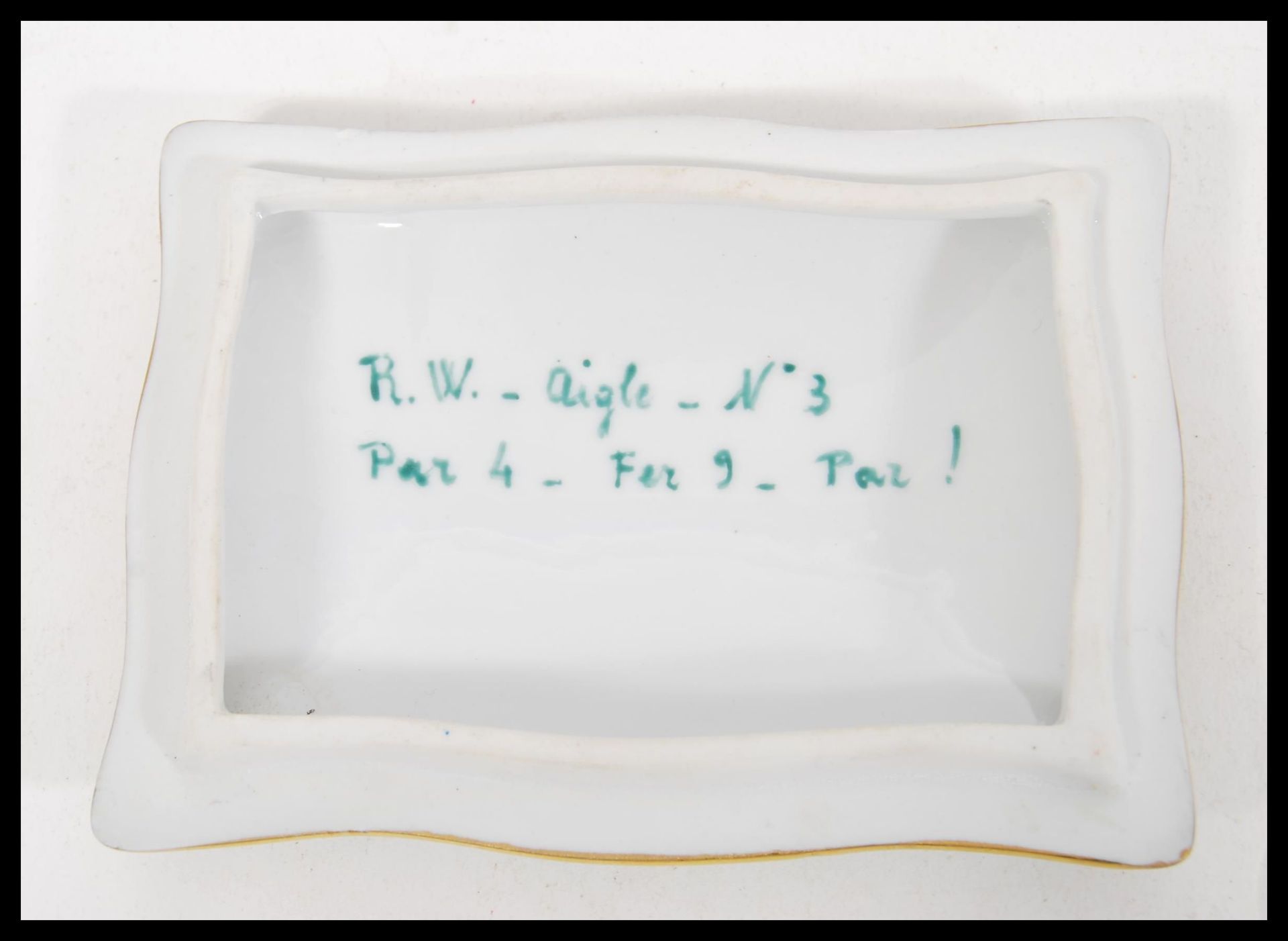 An antique porcelain box decorated with golfing scenes having pained notation to interior reading RW - Bild 3 aus 4