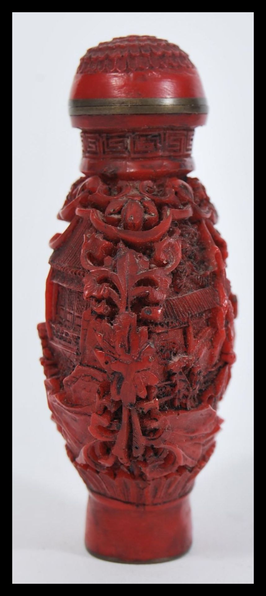 A 19th Century Chinese Cinnabar lacquer snuff bottle of moon flask shape having decoration depicting - Bild 2 aus 5