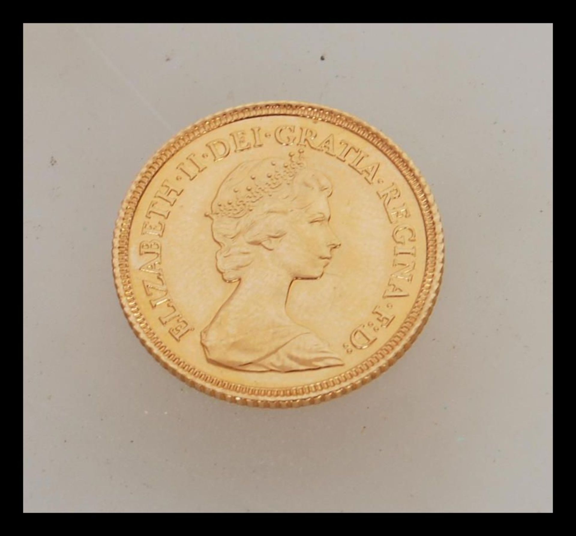 A 1982 half gold sovereign with Queen Elizabeth facing right. Weight 4.0g.