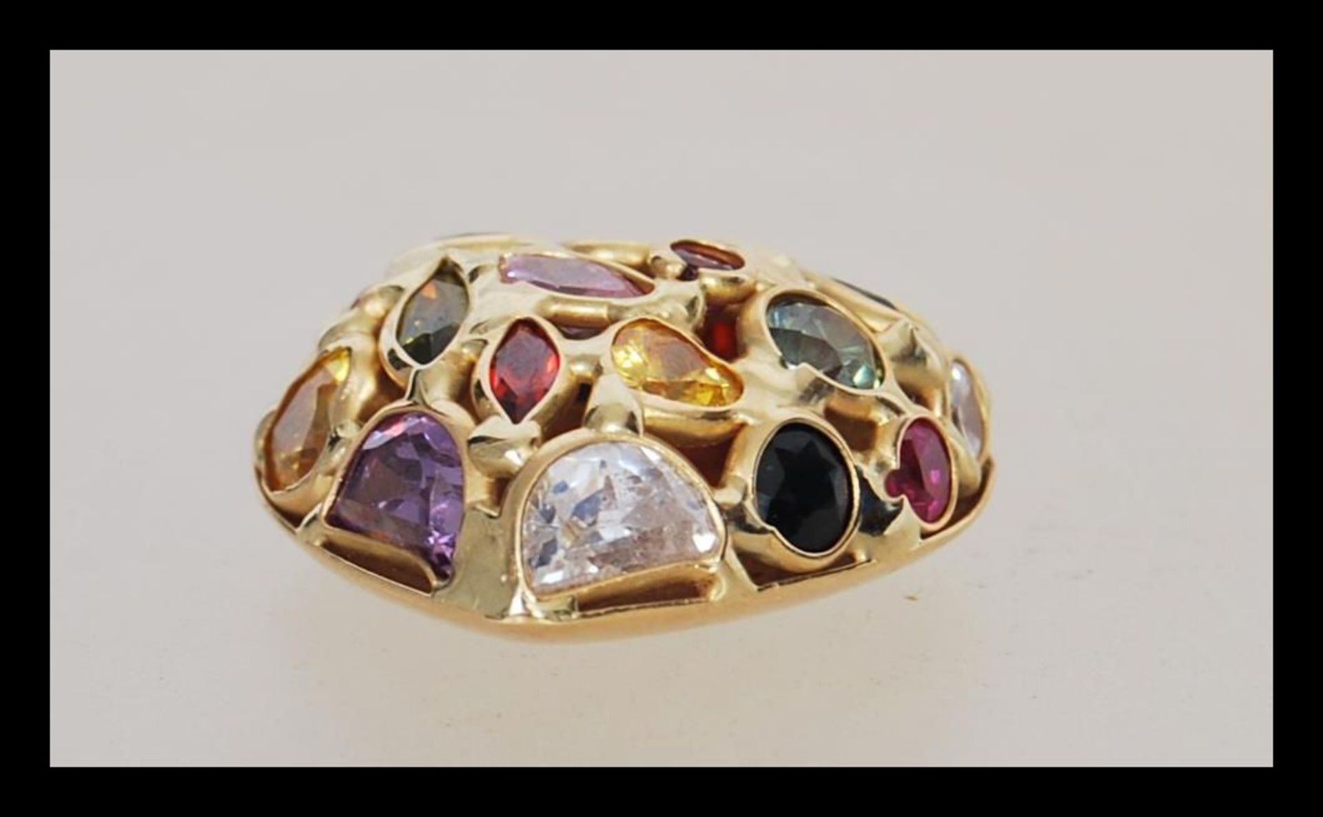 A stamped 750 gold pendant in the shape of a heart set with multi cut coloured stones. Weight 5. - Bild 2 aus 4