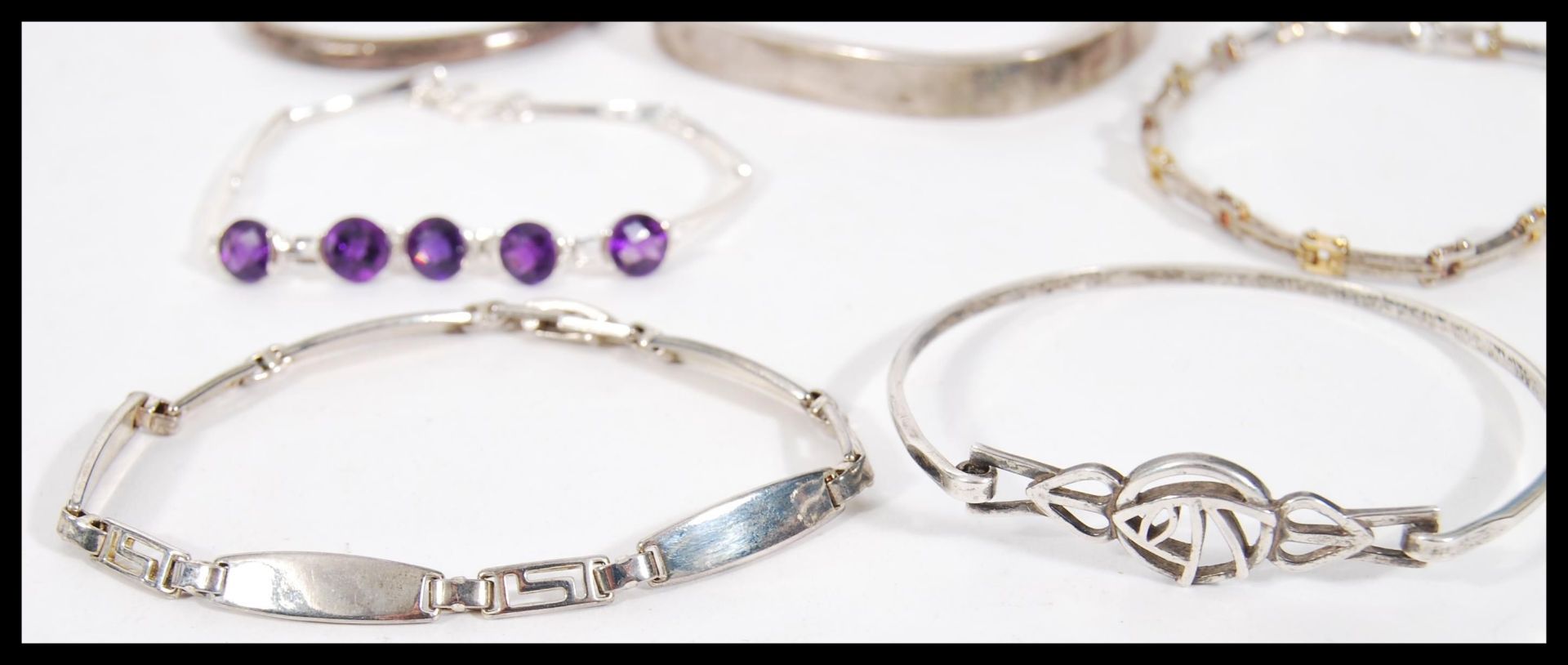 A selection of silver bracelets to include a square bangle with a hinge opening, a child's bangle - Bild 4 aus 5