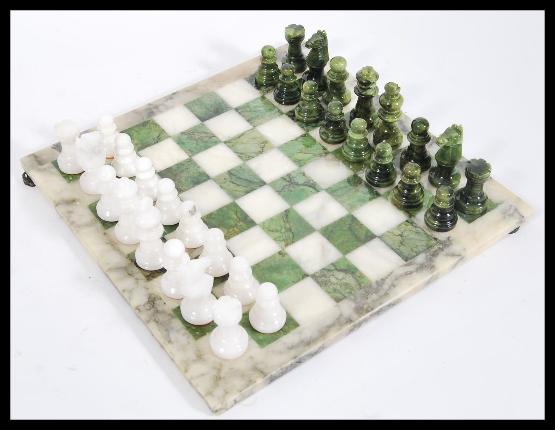 A vintage 20th Century Italian Alabaster chess set and board complete in original box appearing - Bild 2 aus 3