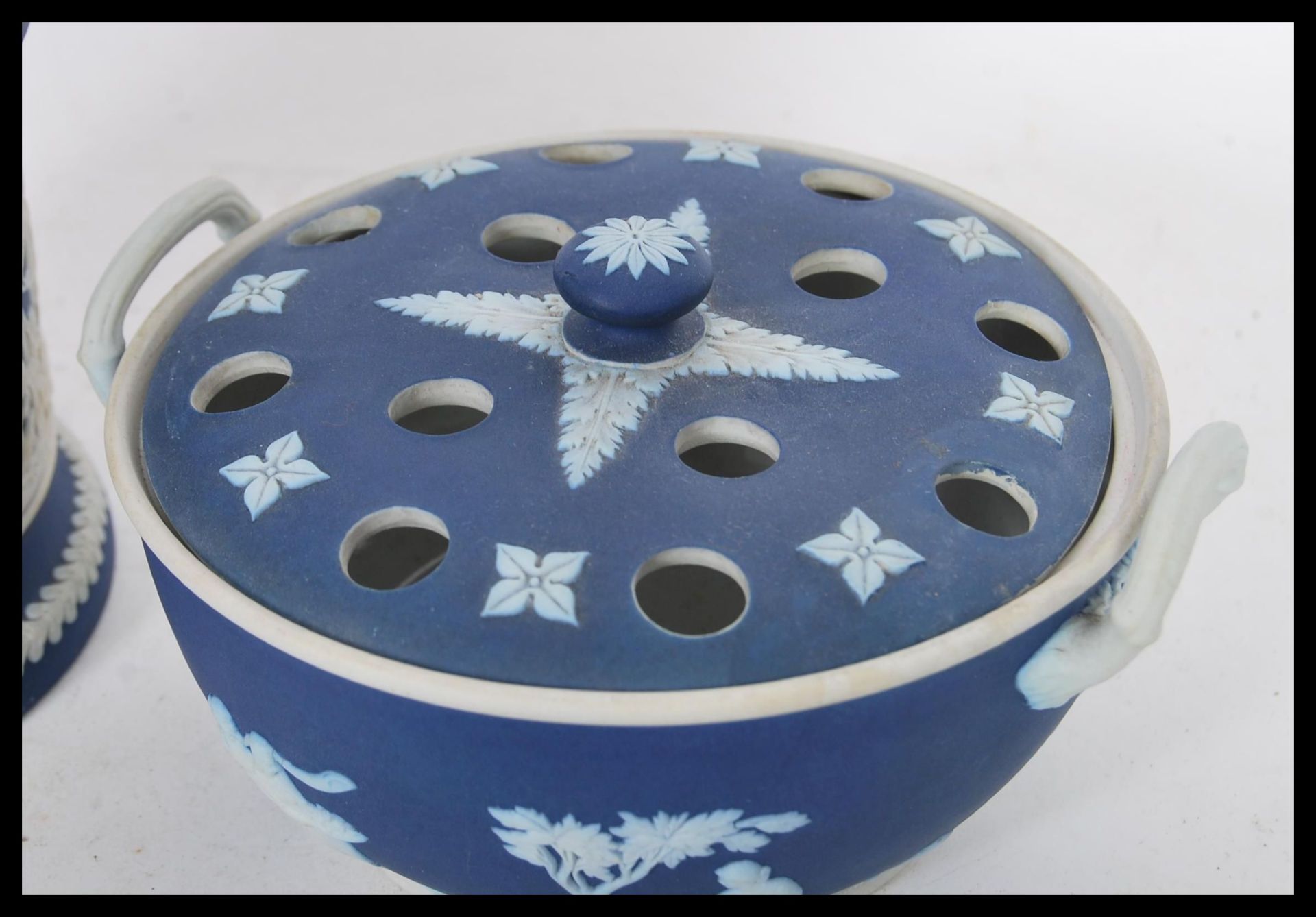 A 19th century Wedgwood blue jasperware cameo pot pourri bowl and lid with twin handles. Together - Bild 3 aus 6