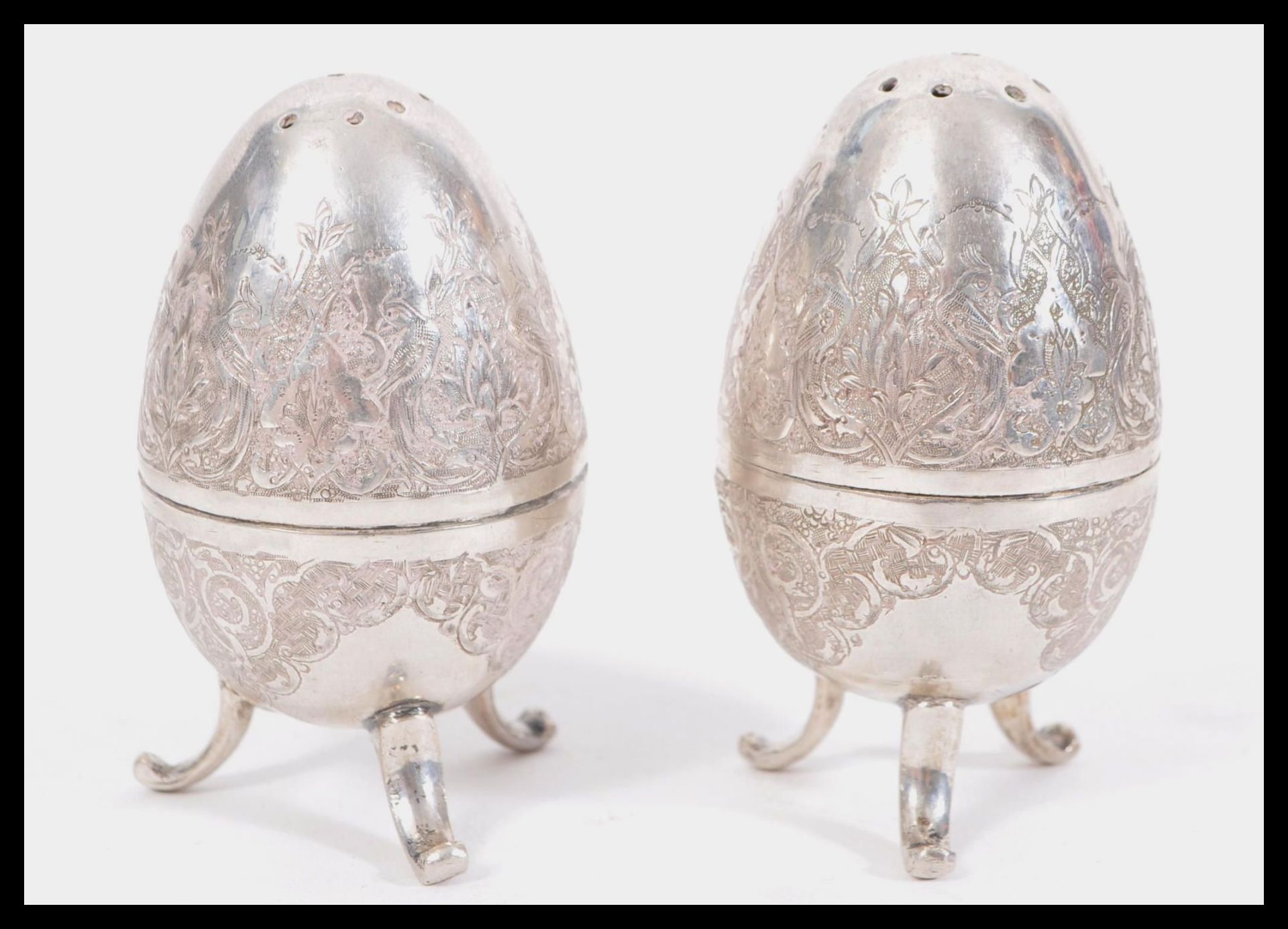 A pair of early 20th Century Arabic silver condiments pepperettes in the form of eggs raised om - Bild 2 aus 5
