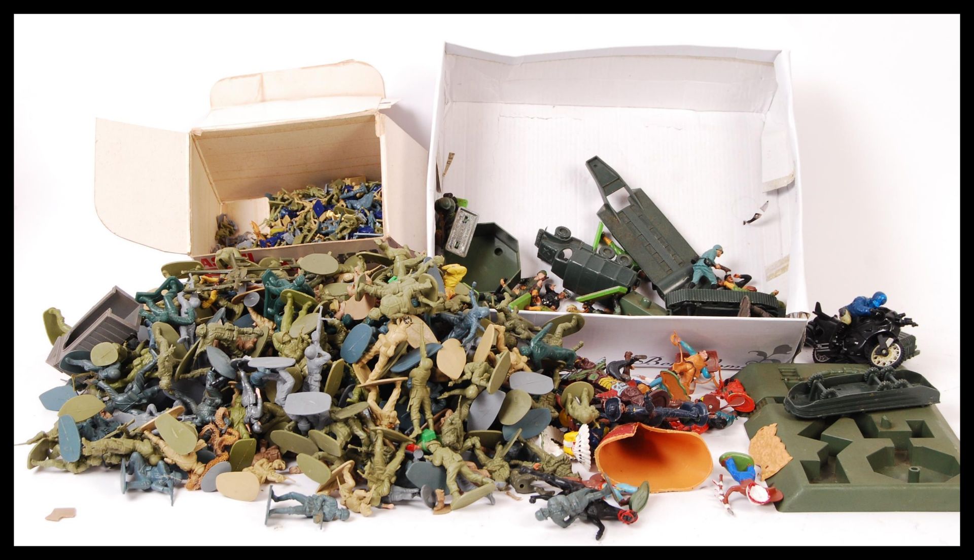 ASSORTED PLASTIC MODEL MILITARY SOLDIERS