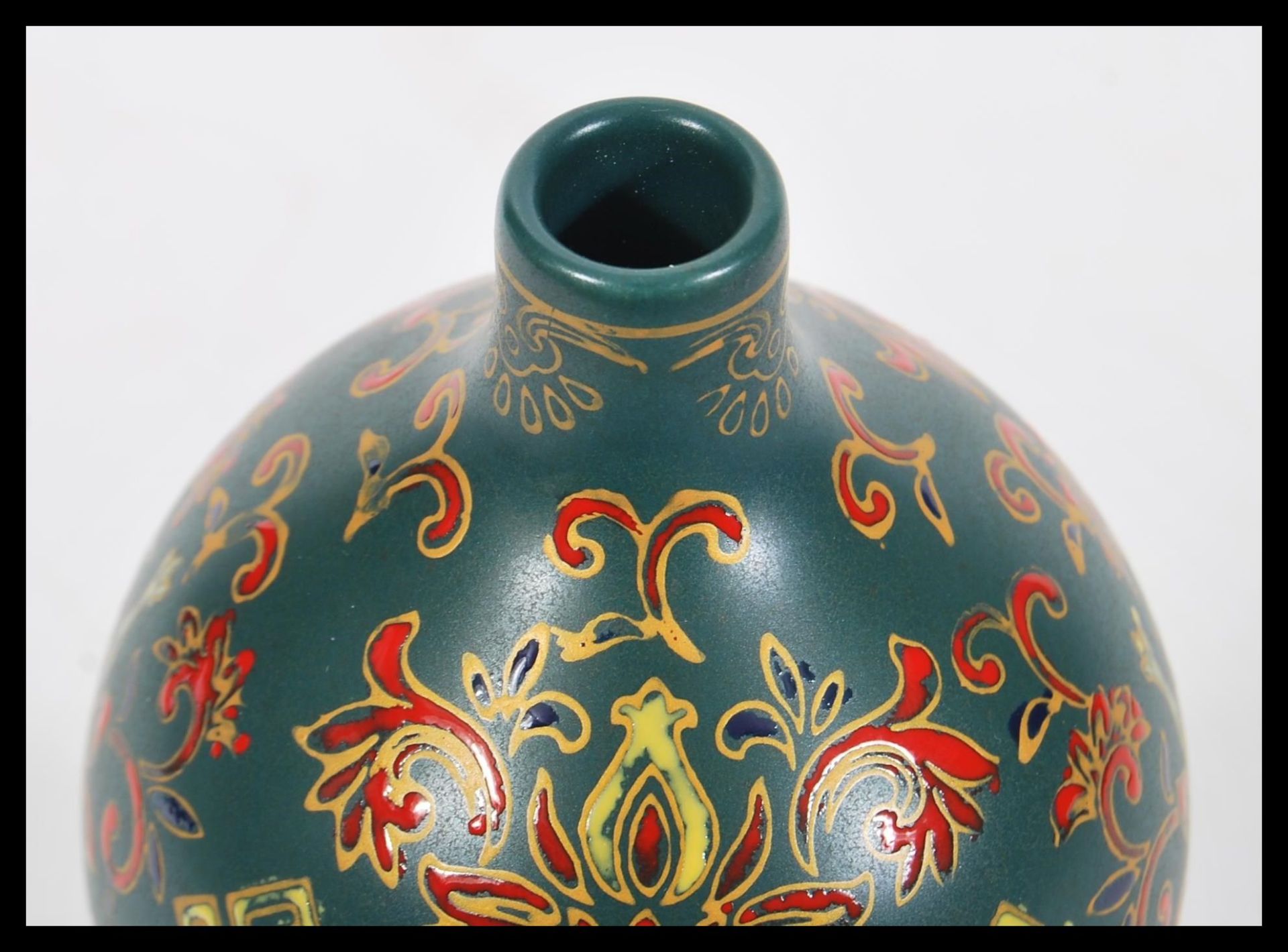 A 20th Century Chinese porcelain double gourd vase having a deep teal ground with hand enamelled red - Bild 3 aus 4