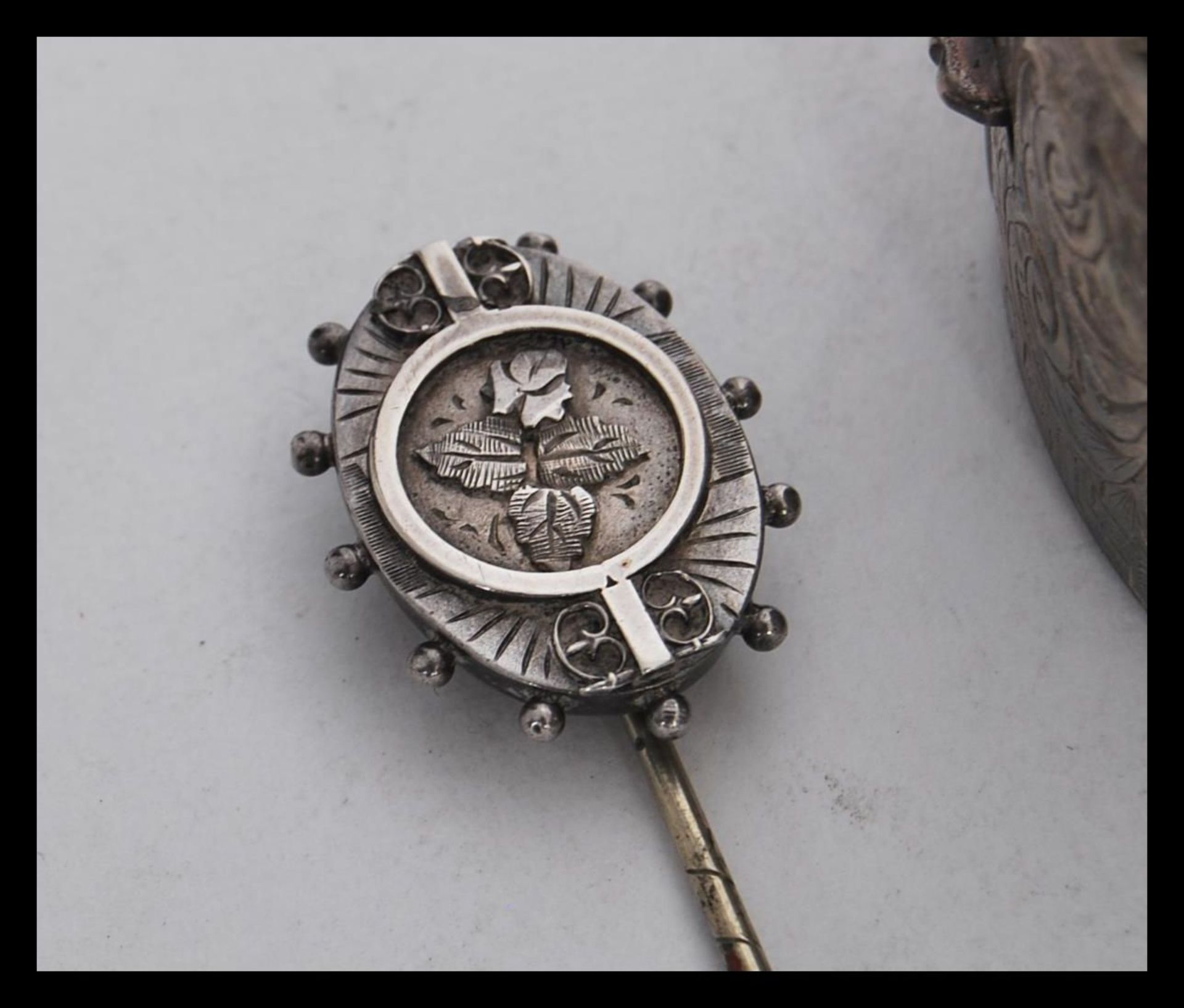 A silver hallmarked bangle bracelet having scrolled foliate and greek key engraving with a hinged - Bild 3 aus 4