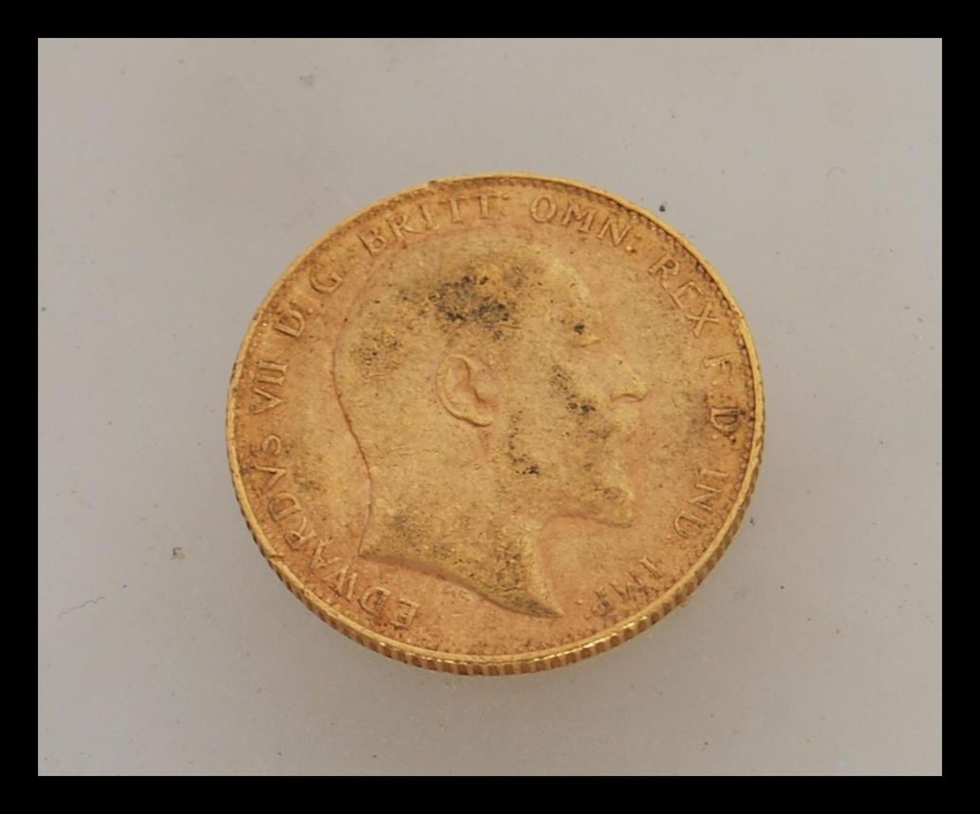 A 1909 Edward VII London mint full gold sovereign. Weight 8.0g.