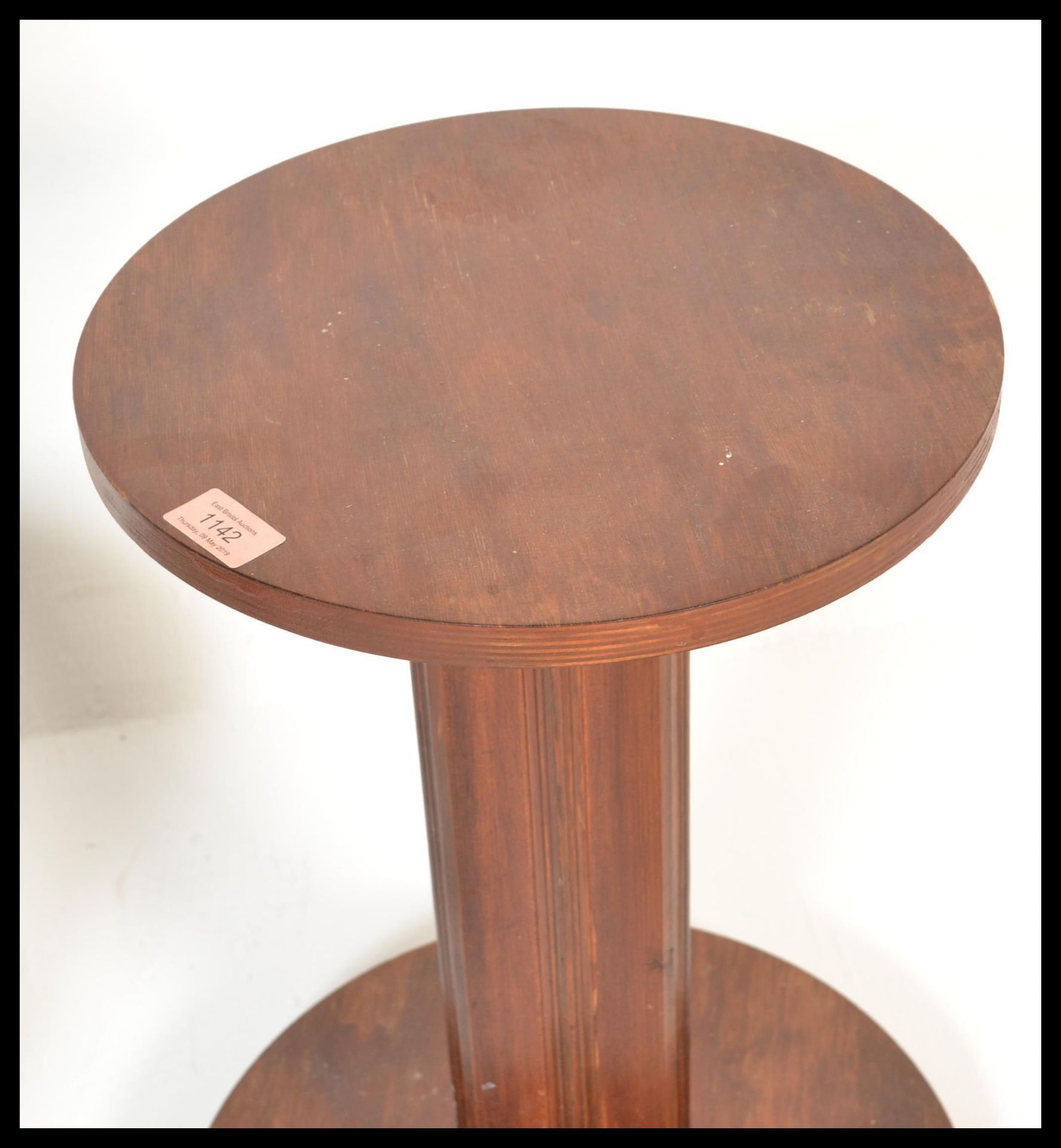 A 20th Century Art Deco mahogany circular occasional side table together with a walnut two tiered - Bild 6 aus 7