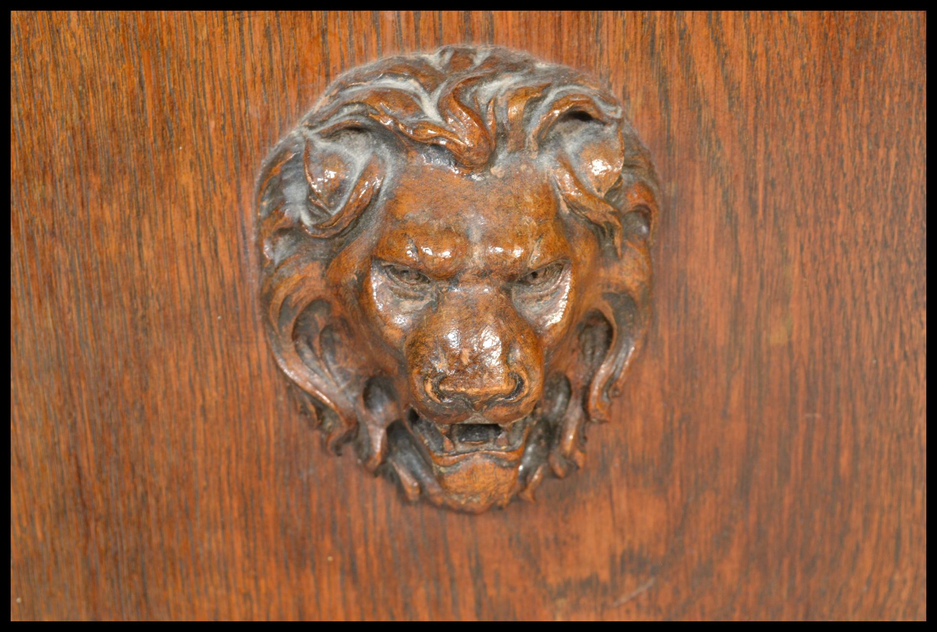 An early 20th Century unusual oak cabinet / pot cupboard having a single carved lion mask to the - Bild 4 aus 6