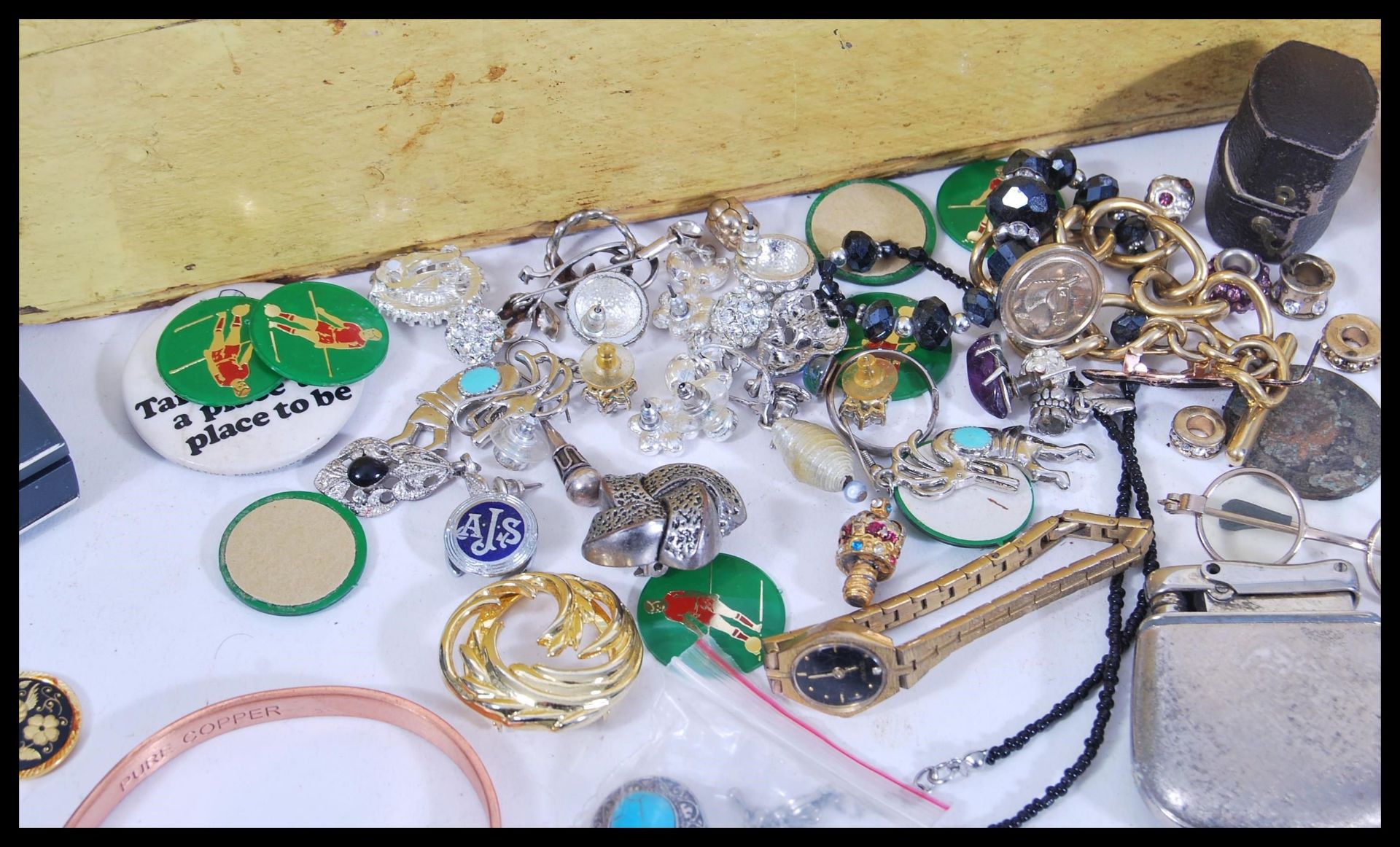 A collection of vintage and contemporary costume jewellery to include bracelets, bangles, necklaces, - Bild 2 aus 6