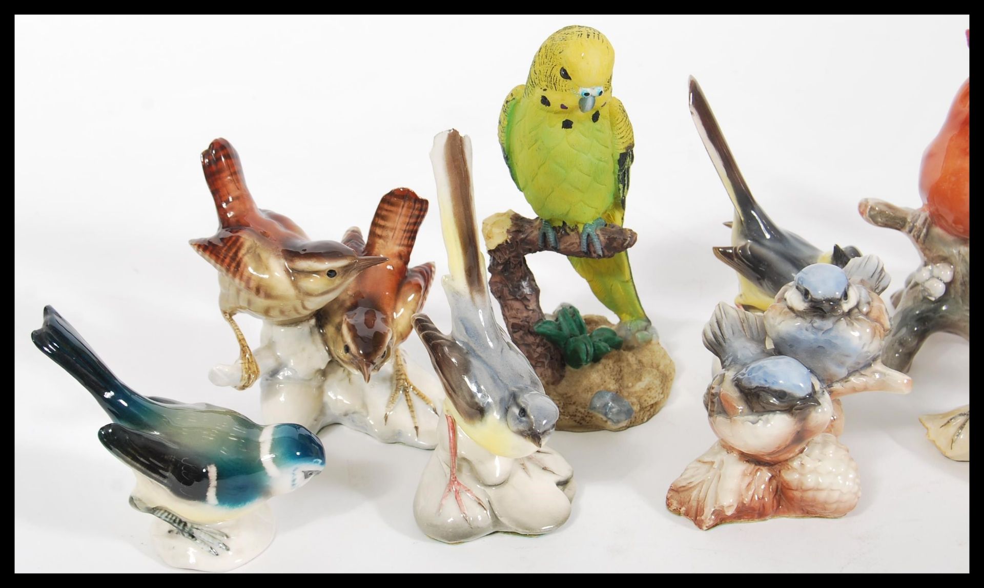 A collection of vintage 20th Century ceramic bird figurines to include Goebel birds and a - Bild 2 aus 5