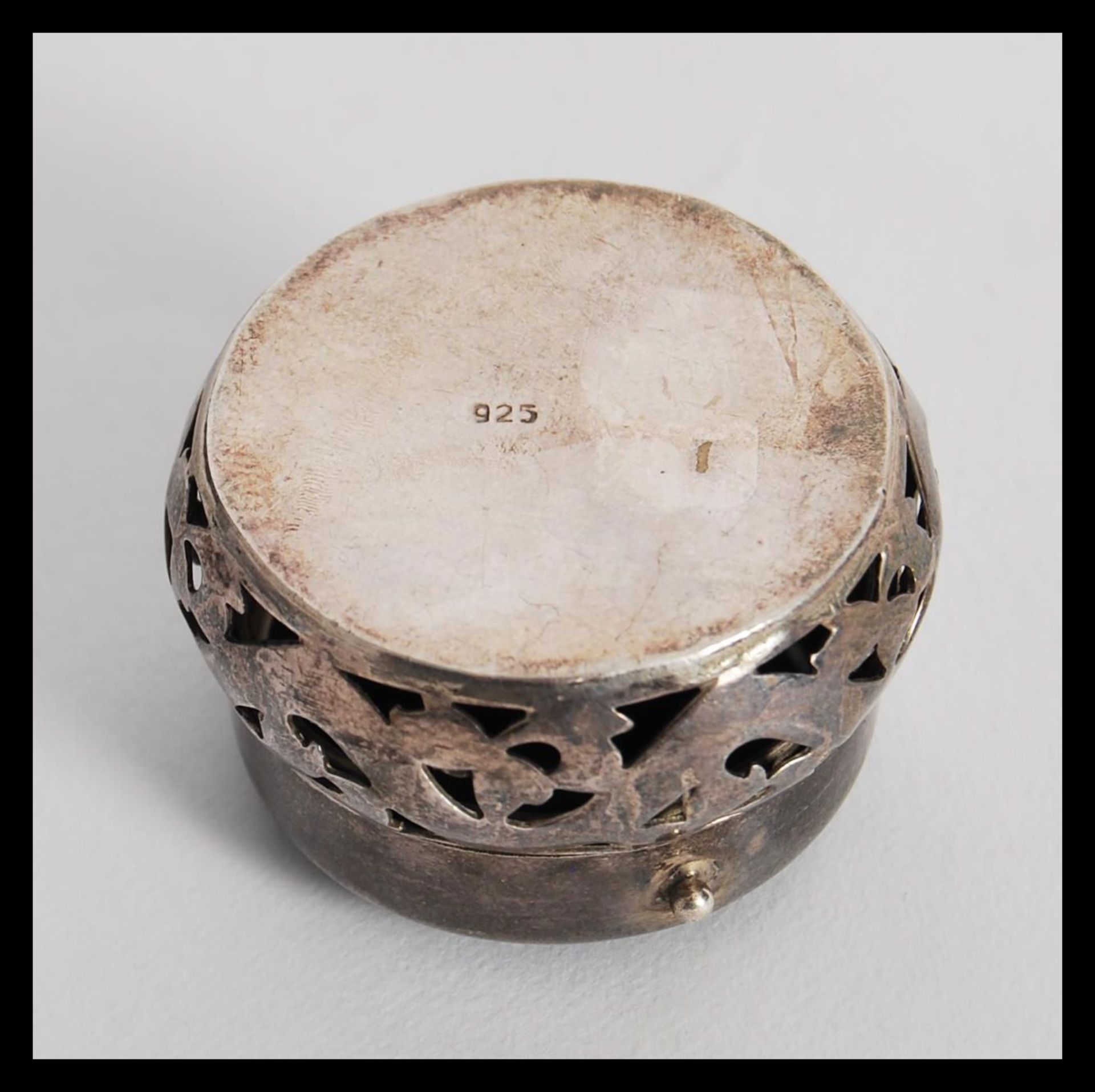 A 20th Century sterling silver 925 pill box of large bulbous form having pierced decoration with - Bild 5 aus 5