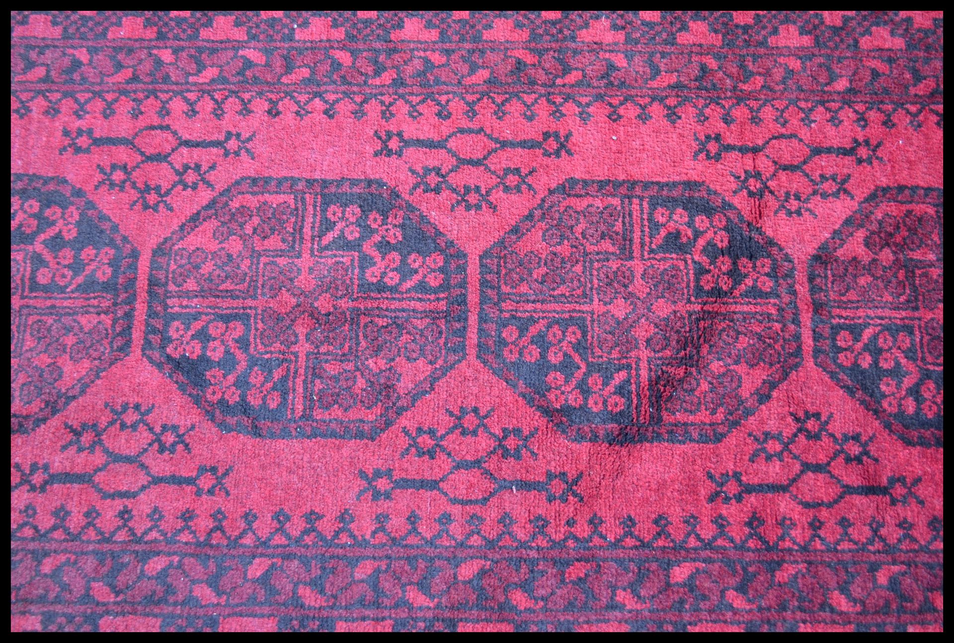 A 20th Century Persian Islamic floor rug / carpet having a red ground with black geometric borders - Bild 2 aus 5