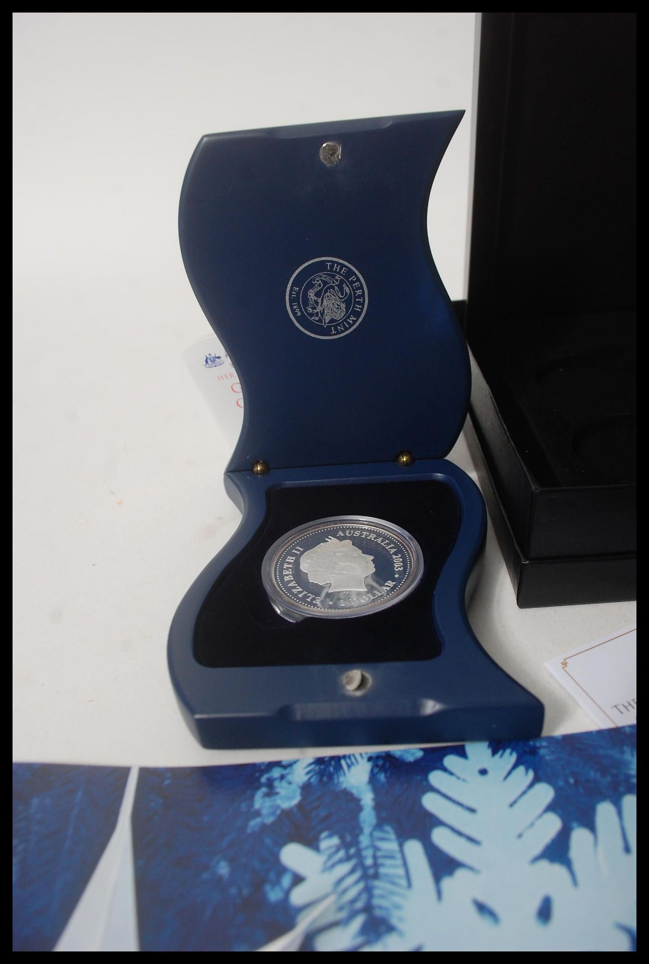 A collection of Royal Mint type coins to include two silver proof one pound coins, D-Day coin, - Bild 6 aus 7