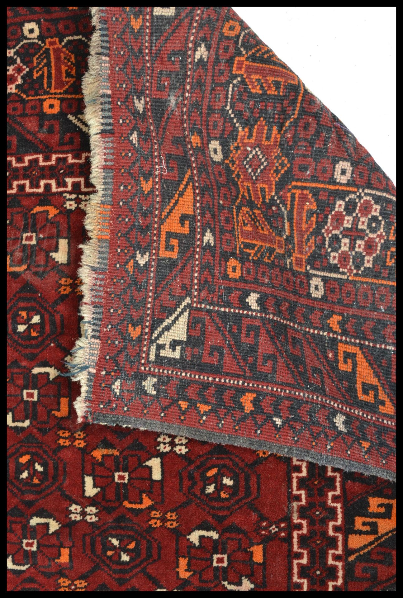 An early 20th Century Persian Islamic Middle Eastern runner carpet rug having a red ground with - Bild 5 aus 5