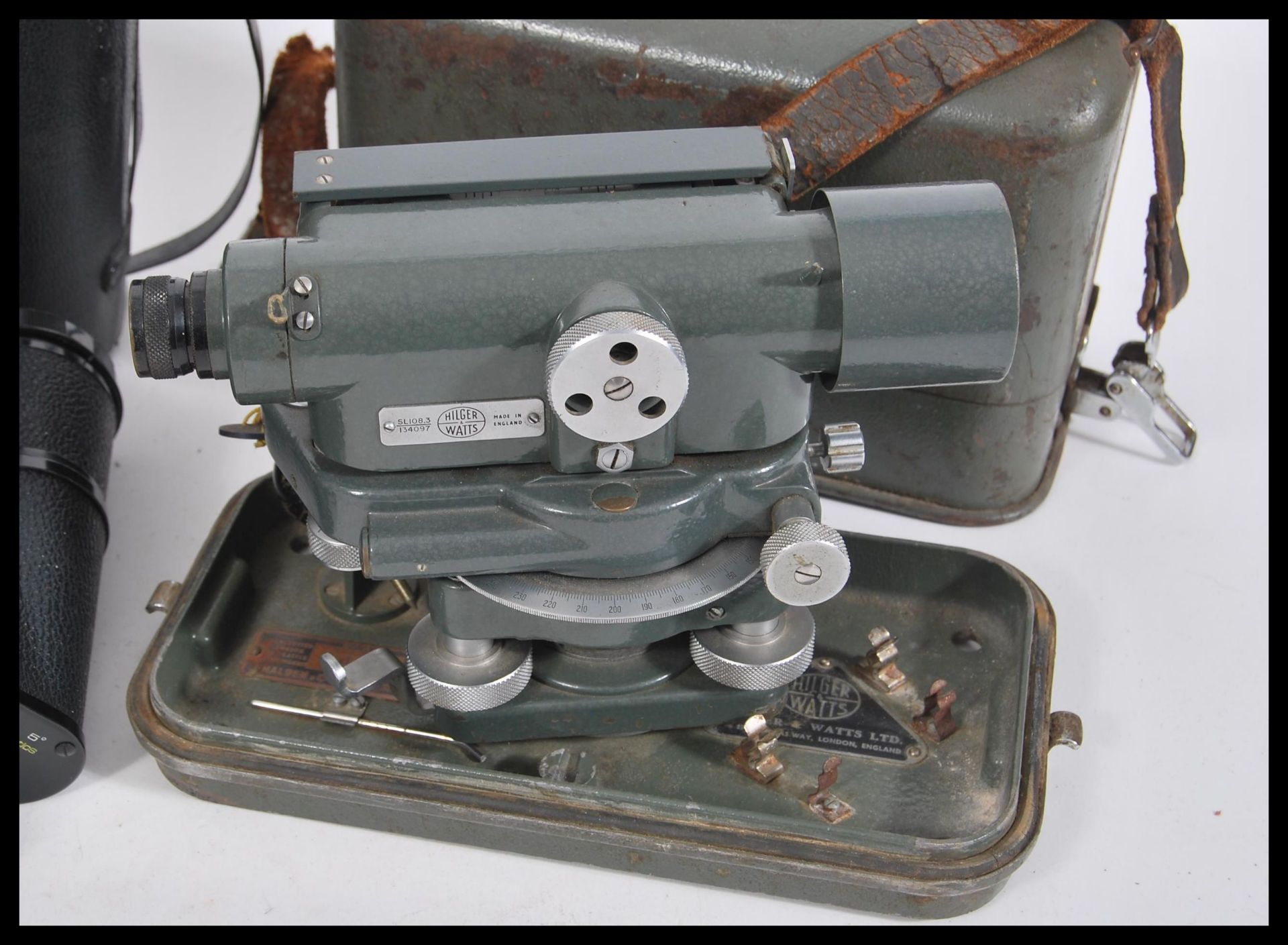 Two 20th Century cased engineer's theodolites to include a military Cooke, Throughton & Simms - Bild 2 aus 6