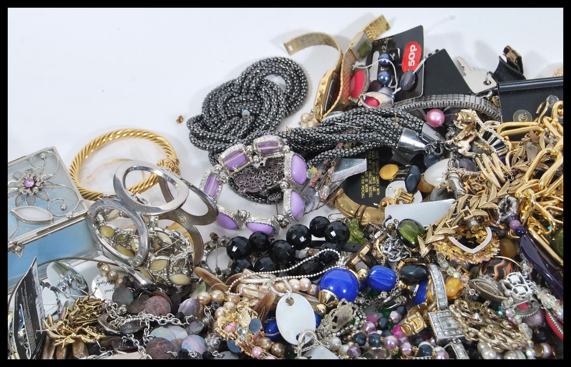 A collection of 20th Century costume jewellery to include watches, brooches, necklaces, bangles, a - Image 3 of 5