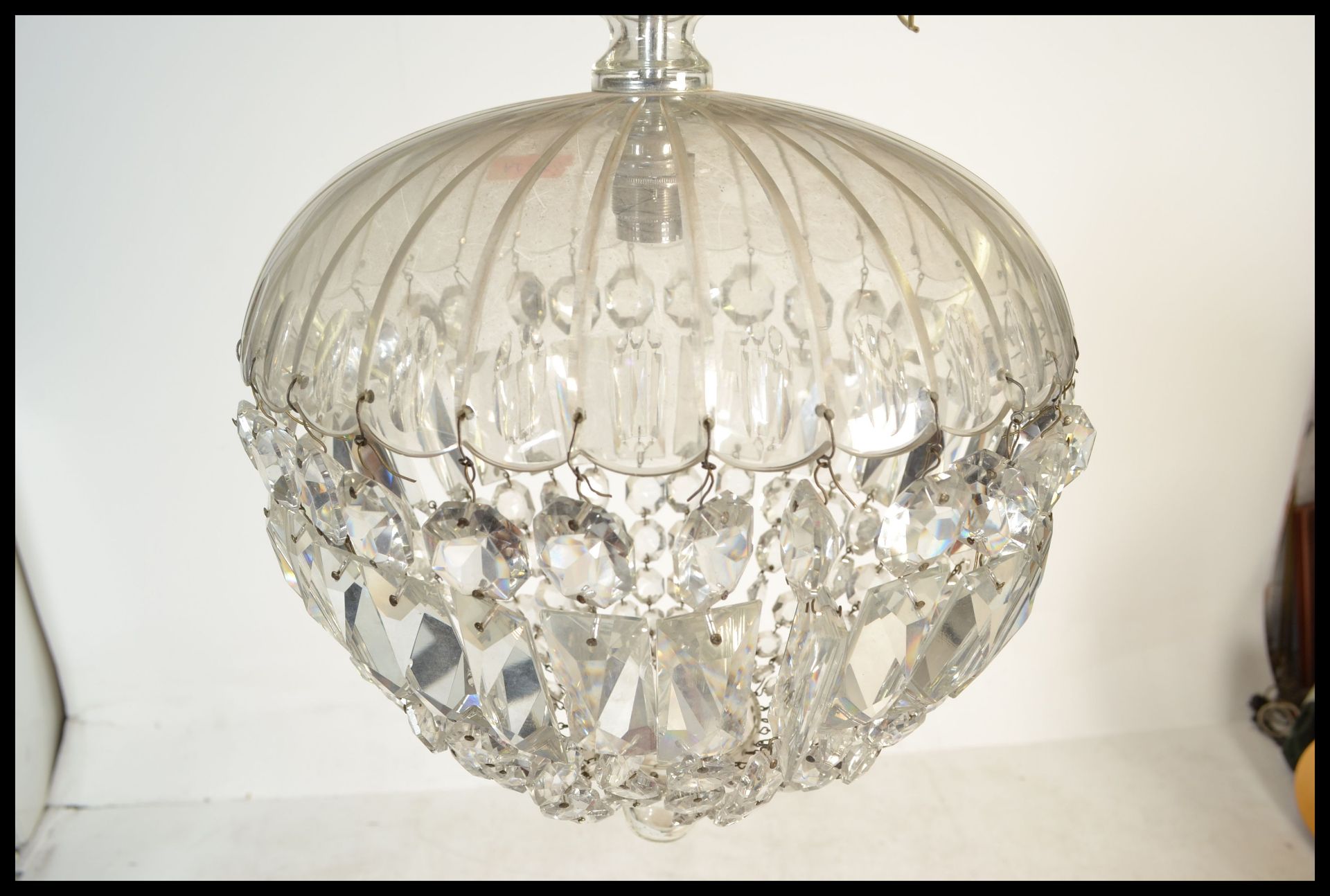 An early 20th Century large glass crystal chandelier hanging light fixture having multiple strands - Bild 5 aus 8